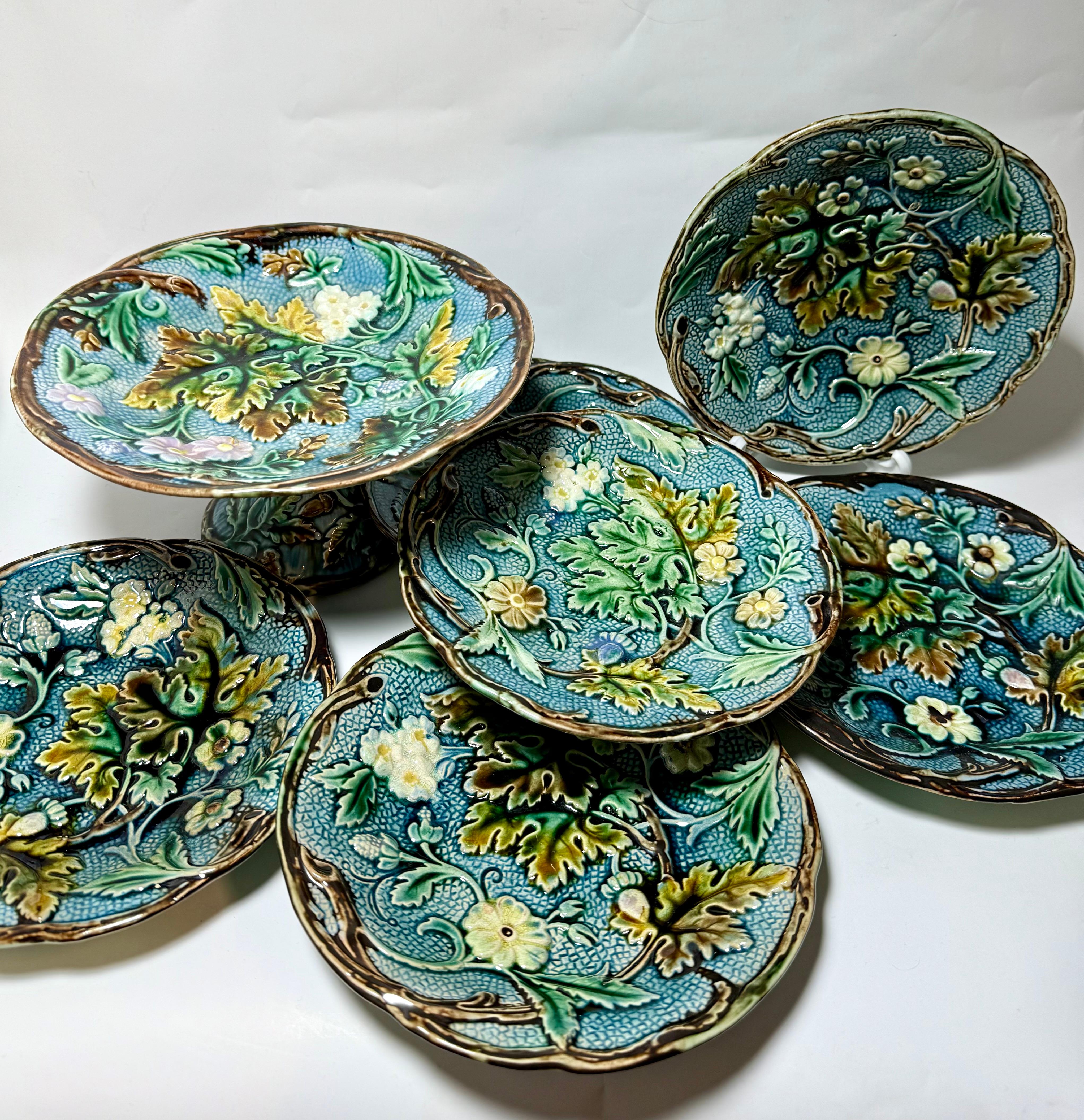 Rarísimo juego de mayólica sueca de la famosa manufactura Rörstrand, década de 1880

1 pieza central h 11 cm d 21,5 cm
6 placas h 3 cm d 19,5 cm

Fantástico despliegue floral con hermosos colores 

Todos los artículos están en buen estado antiguo