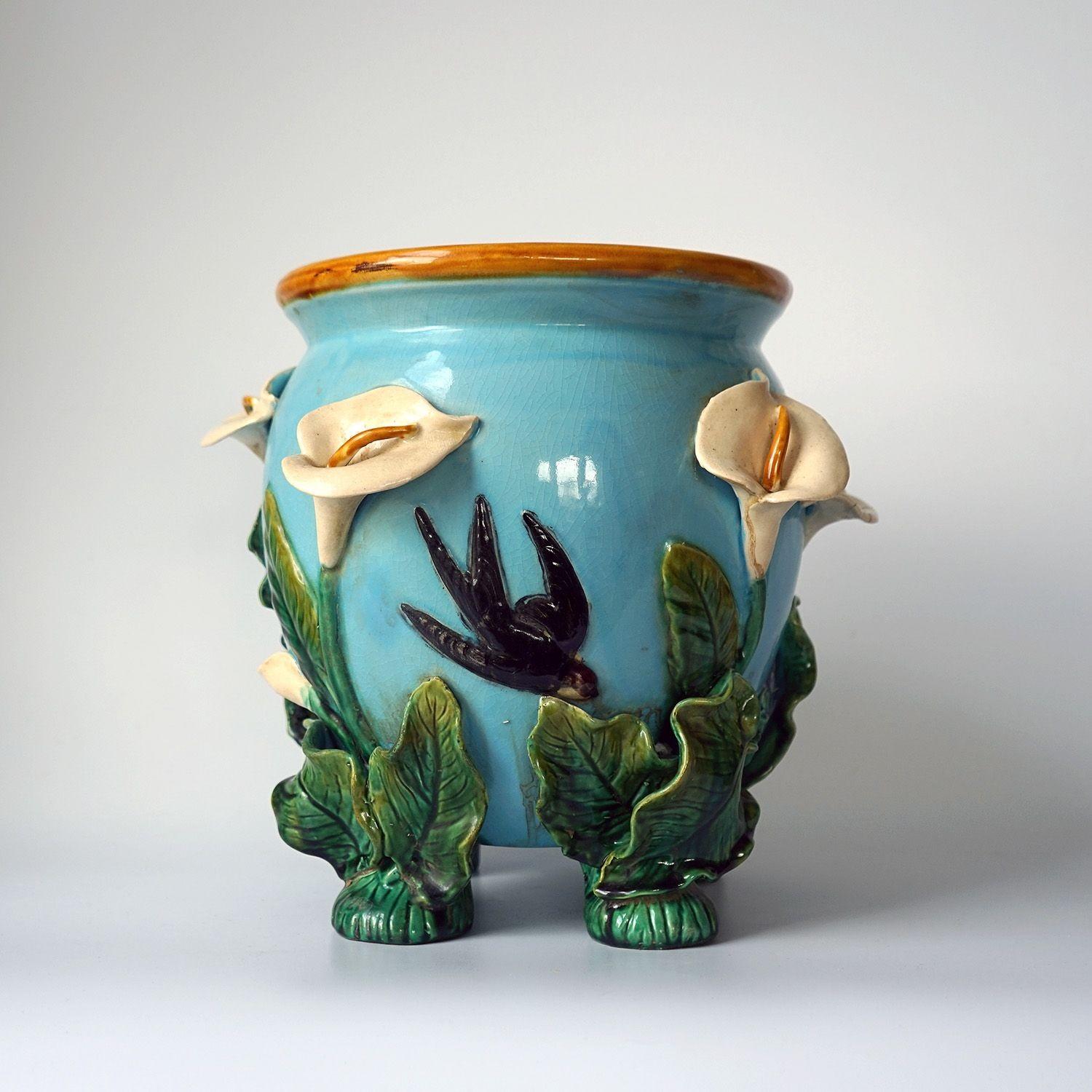 Antique Victorian Polychrome glazed pottery planter

Swallows darting around calla lilies and foliage against the blue sky.

A renowned pattern by the George Jones factory.

Datiing to the 1870s-1880s period.

Perfect to house a houseplant