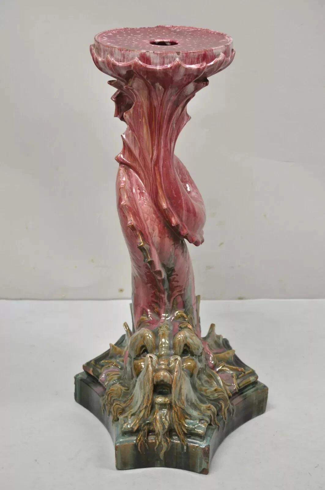 Antico piedistallo per piante in terracotta Dolphin Serpent Pink. L'oggetto presenta una forma unica di serpente barbuto, una struttura in terracotta smaltata, un bel colore rosa e verde, un oggetto antico molto bello. Circa metà del XIX secolo.
