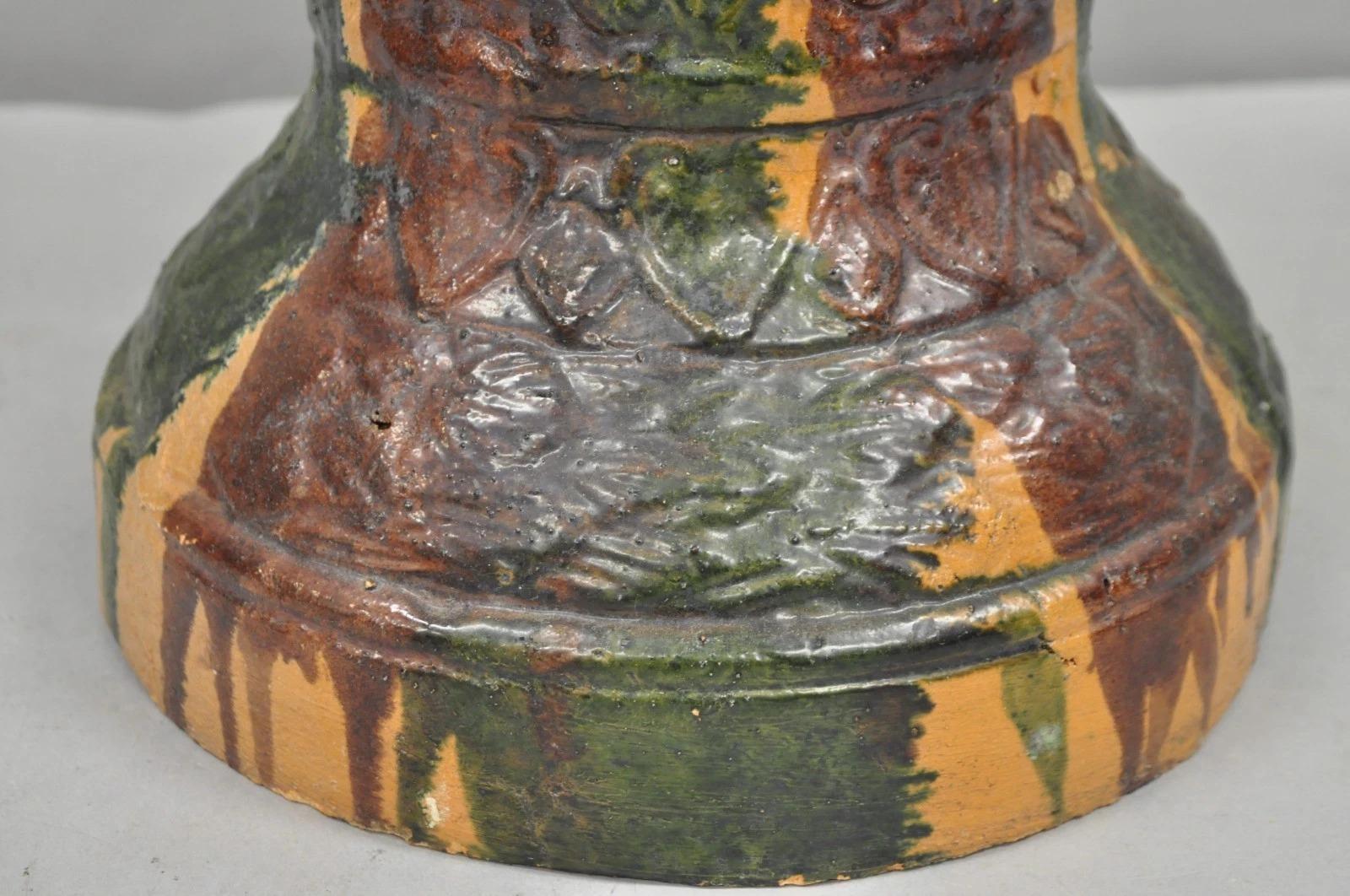Antico piedistallo in terracotta maiolicata con smaltatura a goccia rossa e verde, con piedistallo per piante figurate in vendita 3