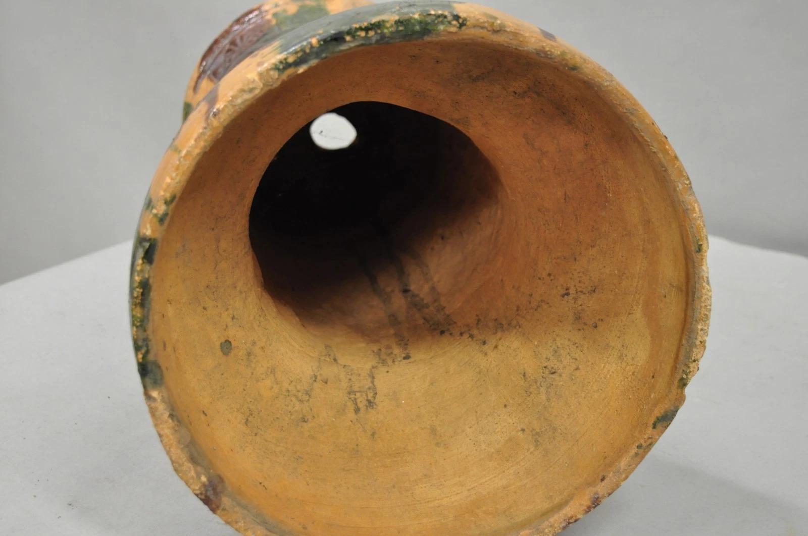 Antico piedistallo in terracotta maiolicata con smaltatura a goccia rossa e verde, con piedistallo per piante figurate in vendita 4