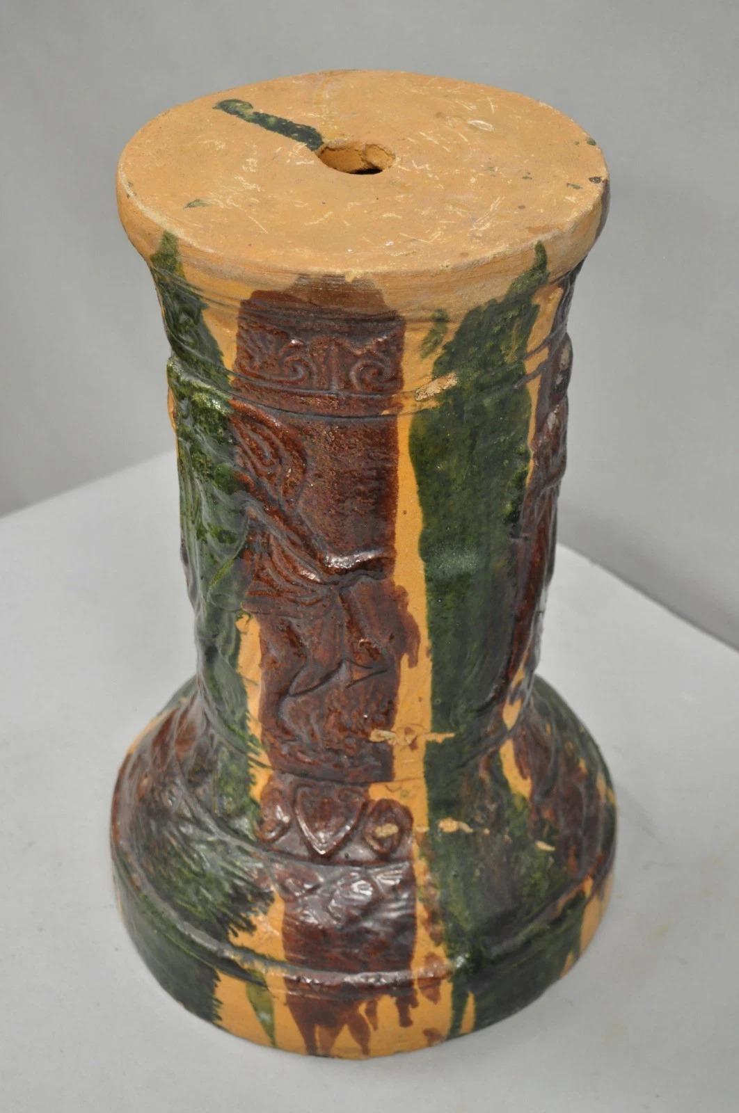 Antico piedistallo in terracotta maiolicata con smaltatura a goccia rossa e verde, con piedistallo per piante figurate in vendita 5