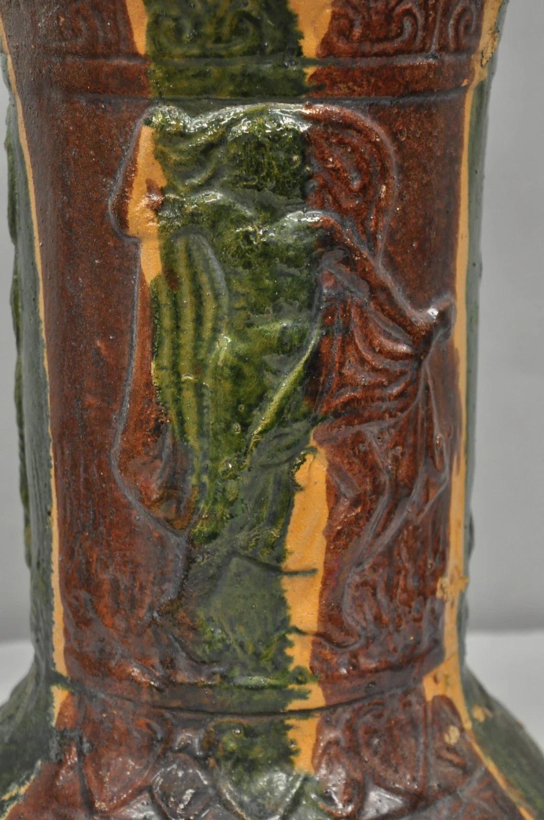 Neoclassico Antico piedistallo in terracotta maiolicata con smaltatura a goccia rossa e verde, con piedistallo per piante figurate in vendita