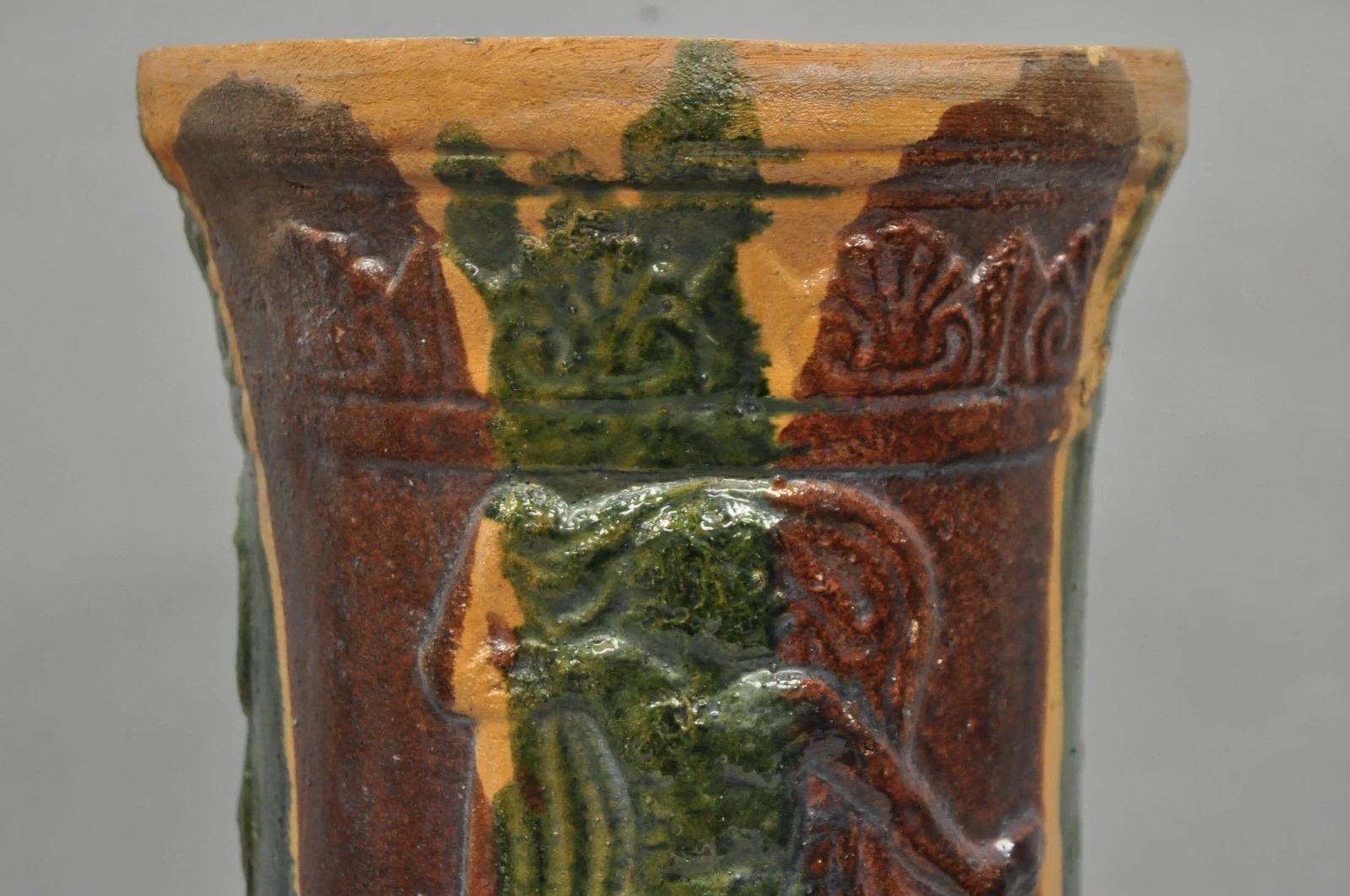 Sconosciuto Antico piedistallo in terracotta maiolicata con smaltatura a goccia rossa e verde, con piedistallo per piante figurate in vendita