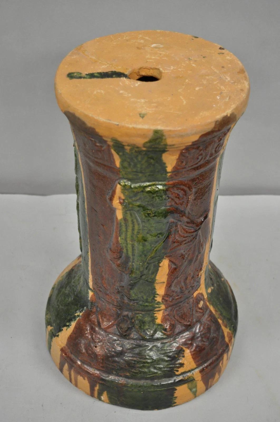 Antico piedistallo in terracotta maiolicata con smaltatura a goccia rossa e verde, con piedistallo per piante figurate In condizioni buone in vendita a Philadelphia, PA