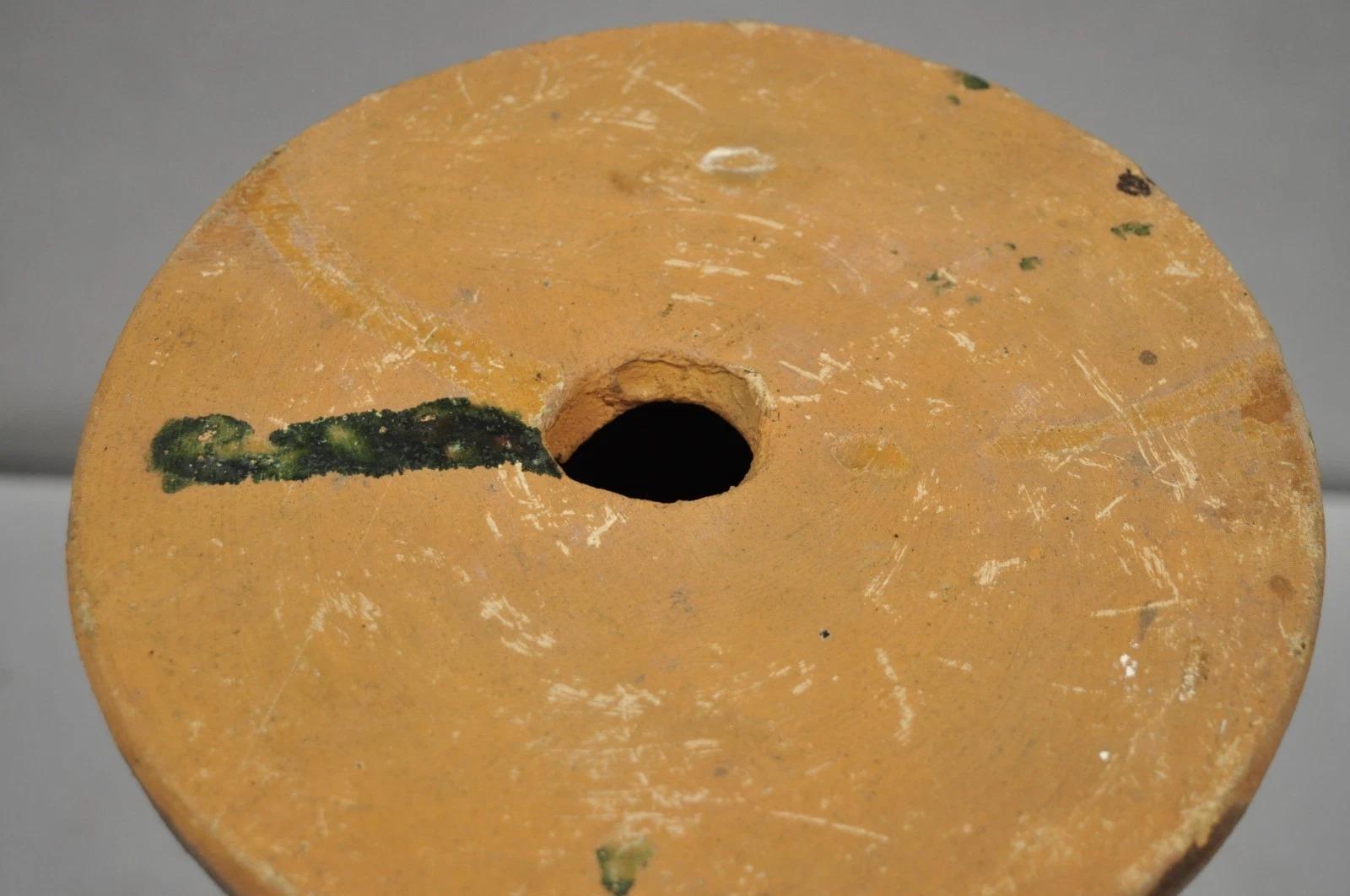 XIX secolo Antico piedistallo in terracotta maiolicata con smaltatura a goccia rossa e verde, con piedistallo per piante figurate in vendita