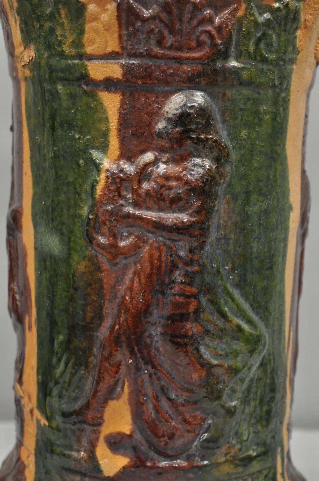 Terracotta Antico piedistallo in terracotta maiolicata con smaltatura a goccia rossa e verde, con piedistallo per piante figurate in vendita