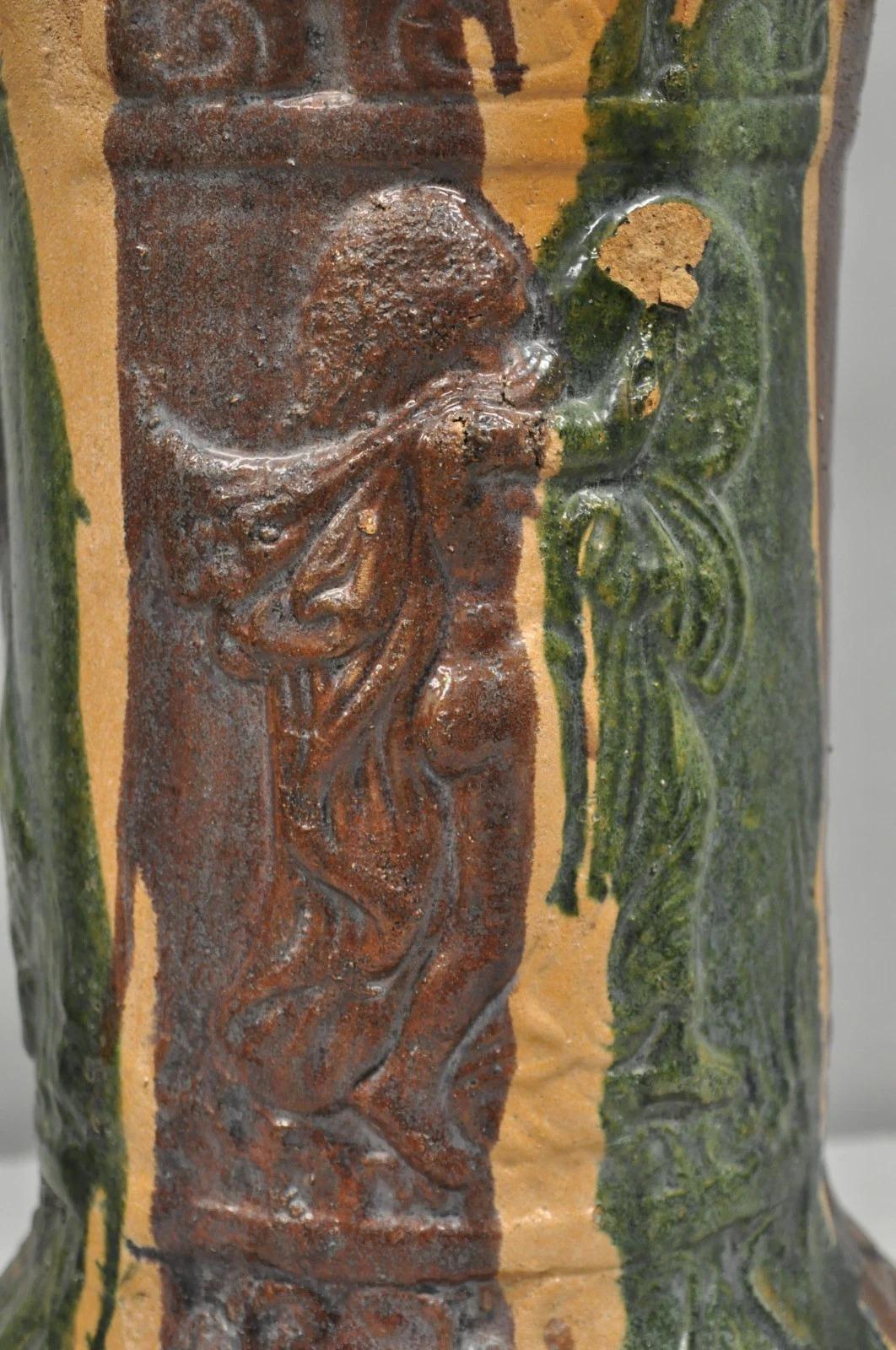 Antico piedistallo in terracotta maiolicata con smaltatura a goccia rossa e verde, con piedistallo per piante figurate in vendita 1