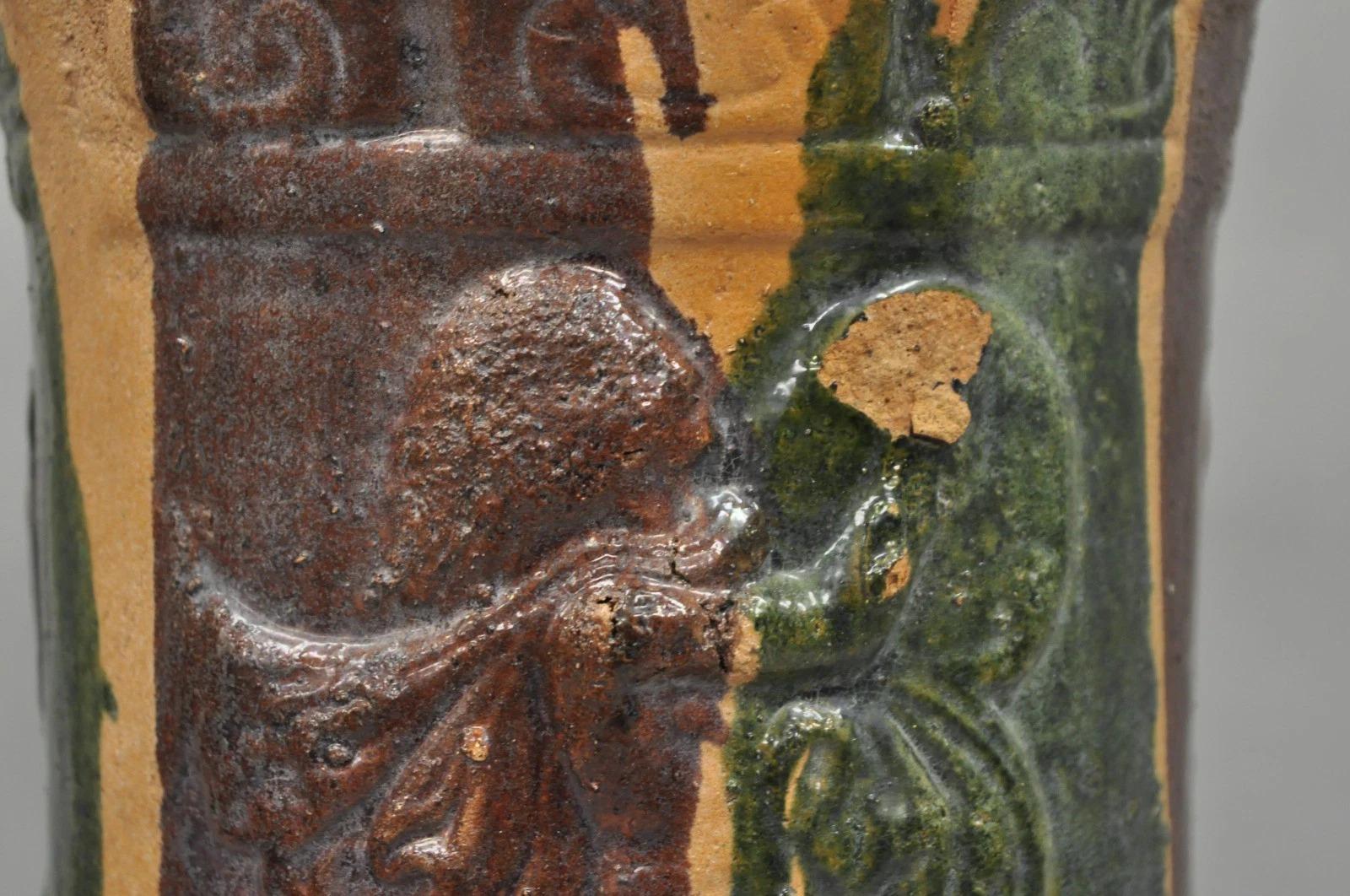Antico piedistallo in terracotta maiolicata con smaltatura a goccia rossa e verde, con piedistallo per piante figurate in vendita 2
