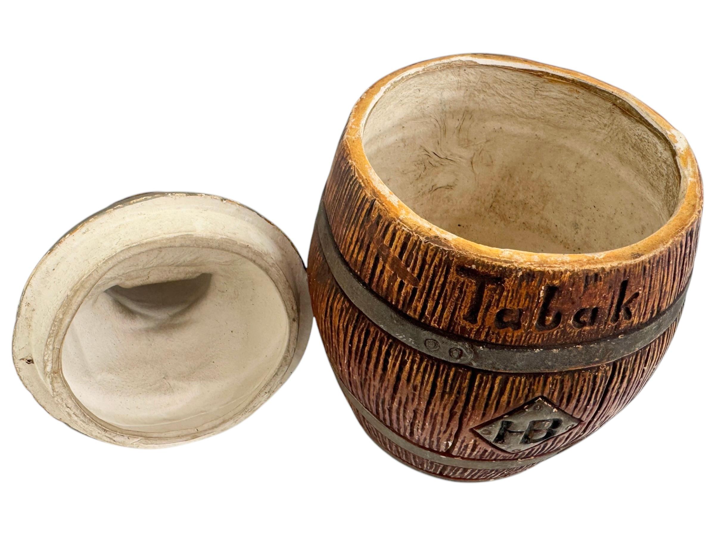 Antiguo tarro de tabaco de mayólica Niño muniqués en barril de Hofbrauhaus, Alemania Década de 1890 en venta 4