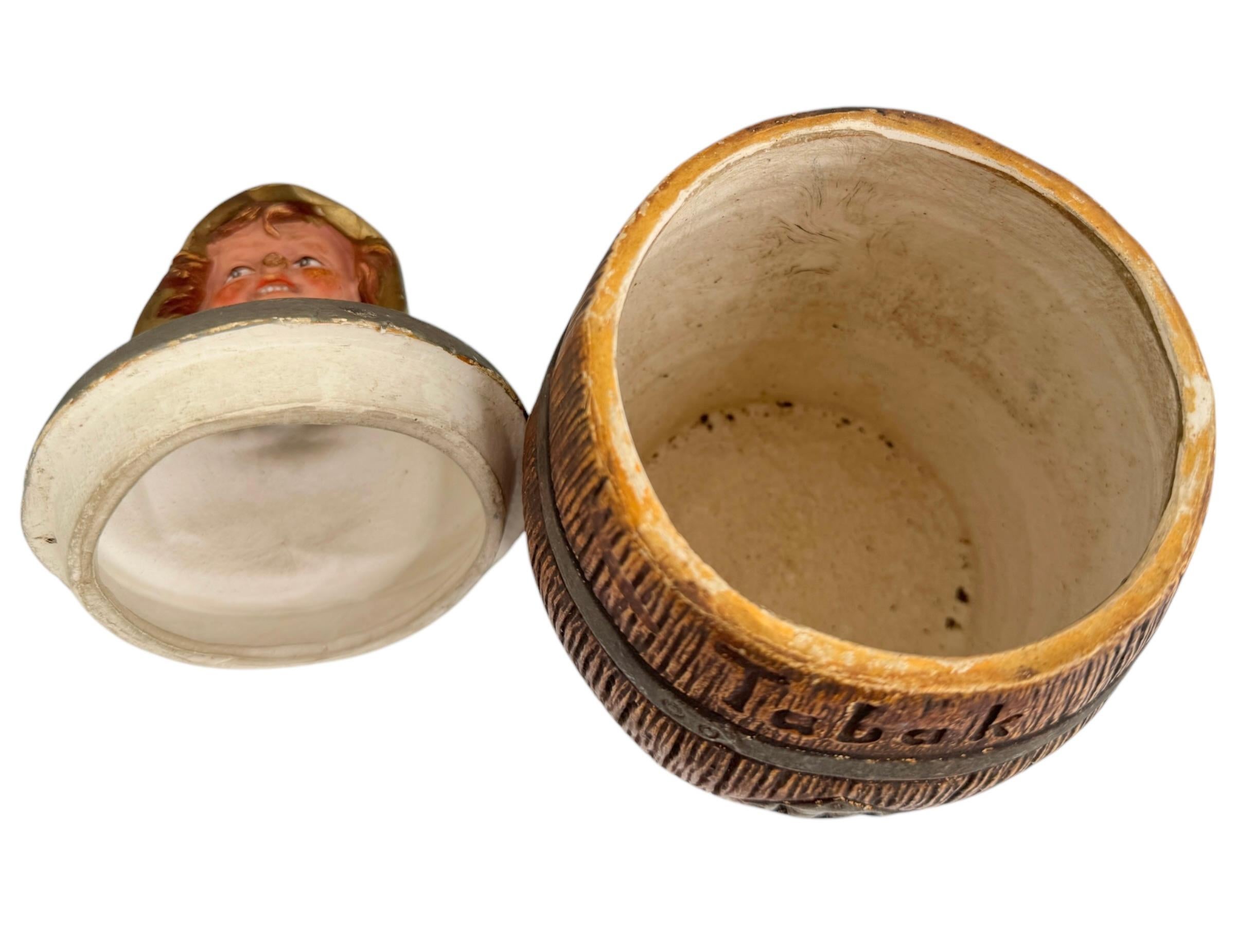 Antiguo tarro de tabaco de mayólica Niño muniqués en barril de Hofbrauhaus, Alemania Década de 1890 en venta 5