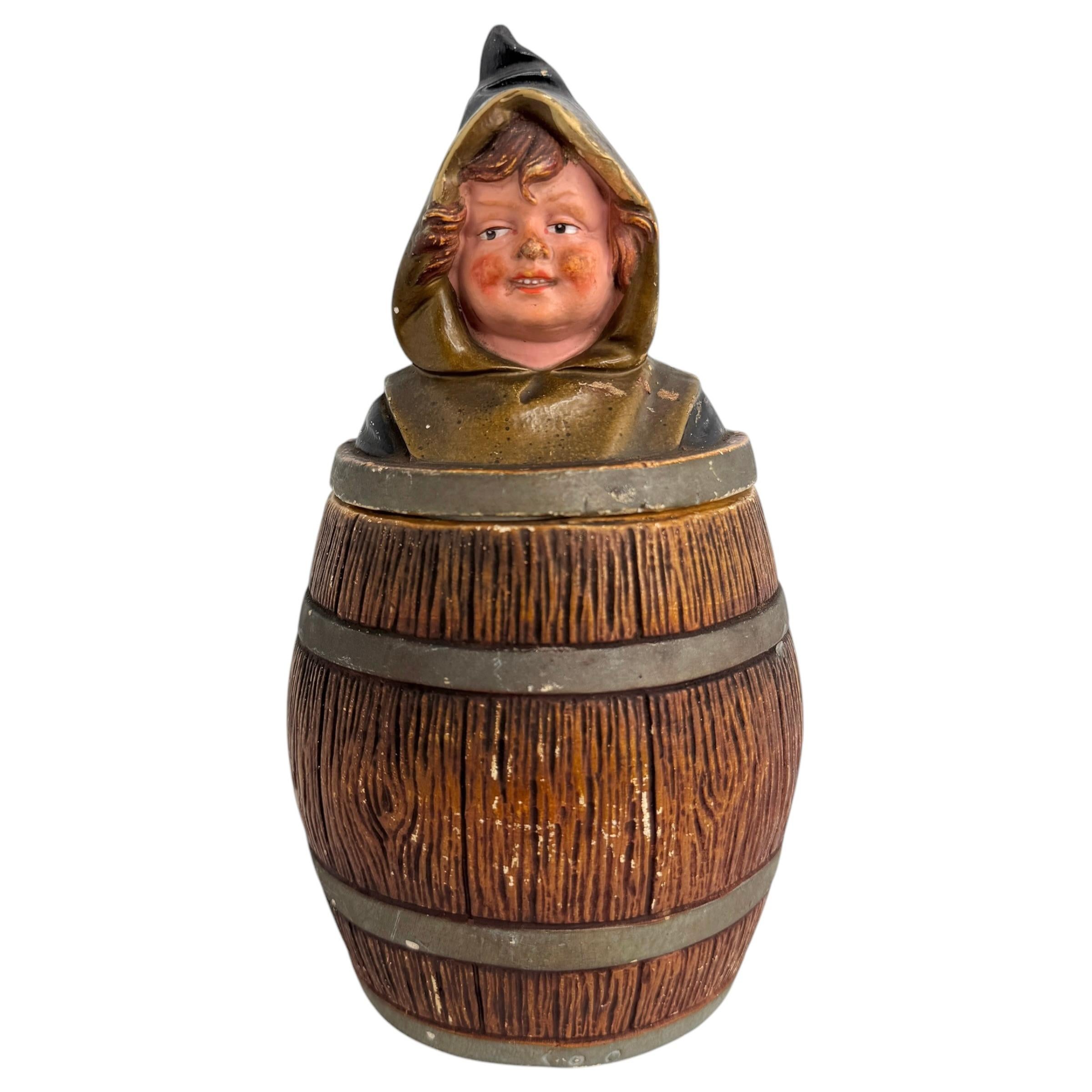 Antiguo tarro de tabaco de mayólica Niño muniqués en barril de Hofbrauhaus, Alemania Década de 1890 Art Nouveau en venta