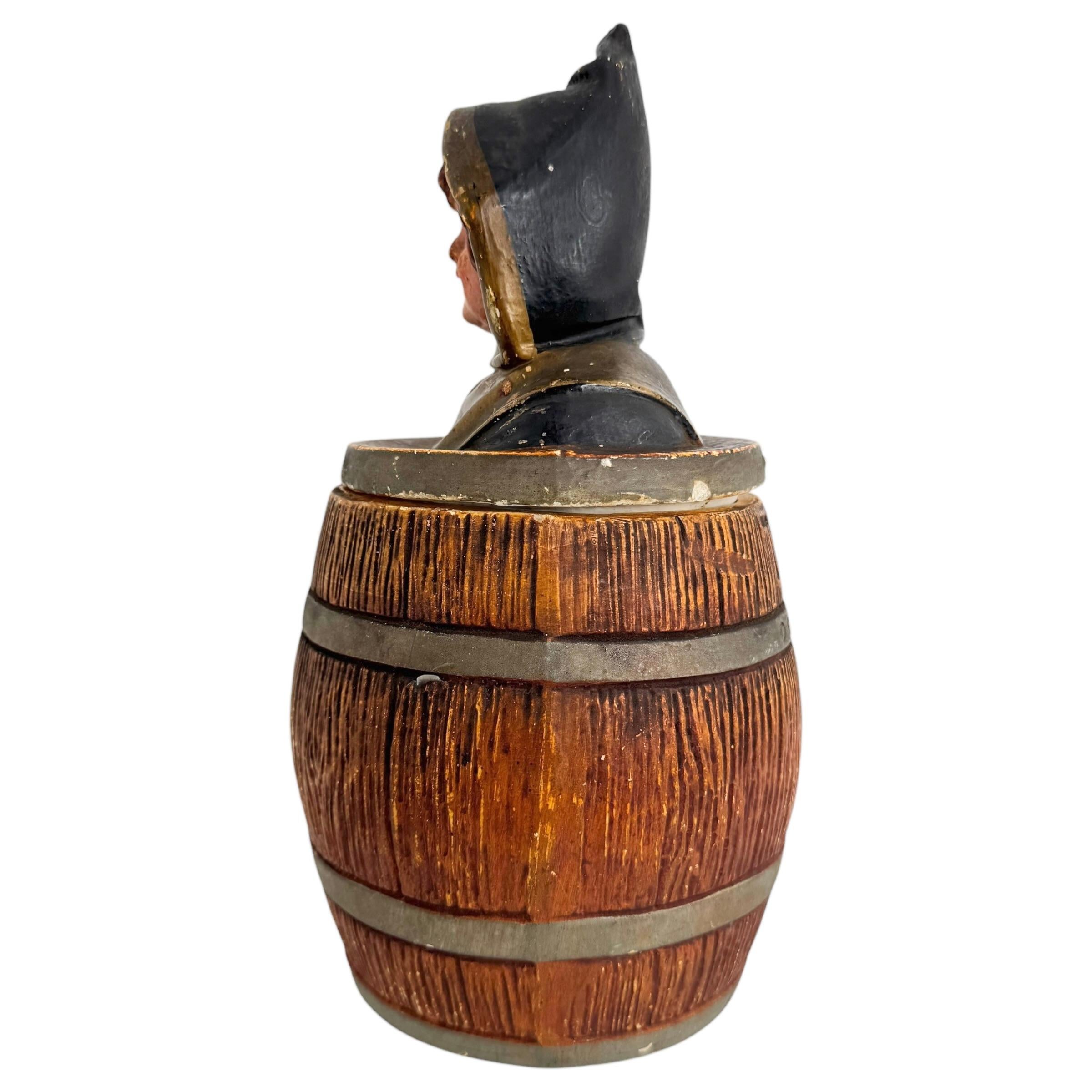 Antiguo tarro de tabaco de mayólica Niño muniqués en barril de Hofbrauhaus, Alemania Década de 1890 Austríaco en venta