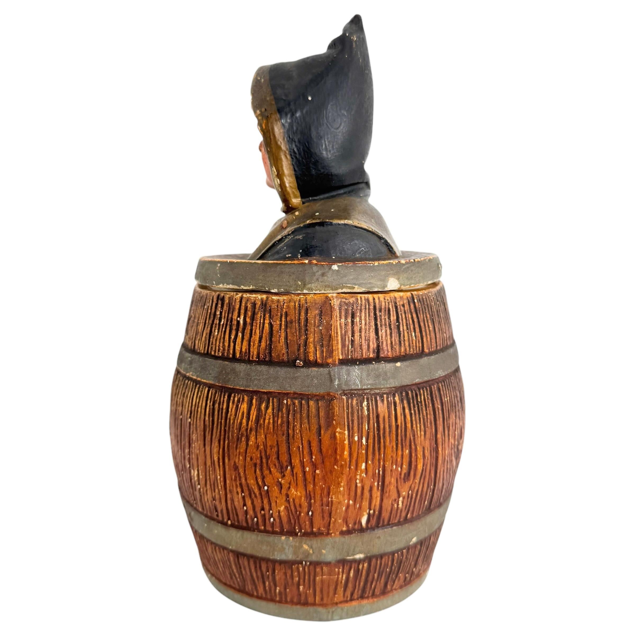 Antiguo tarro de tabaco de mayólica Niño muniqués en barril de Hofbrauhaus, Alemania Década de 1890 en Bueno estado para la venta en Nuernberg, DE