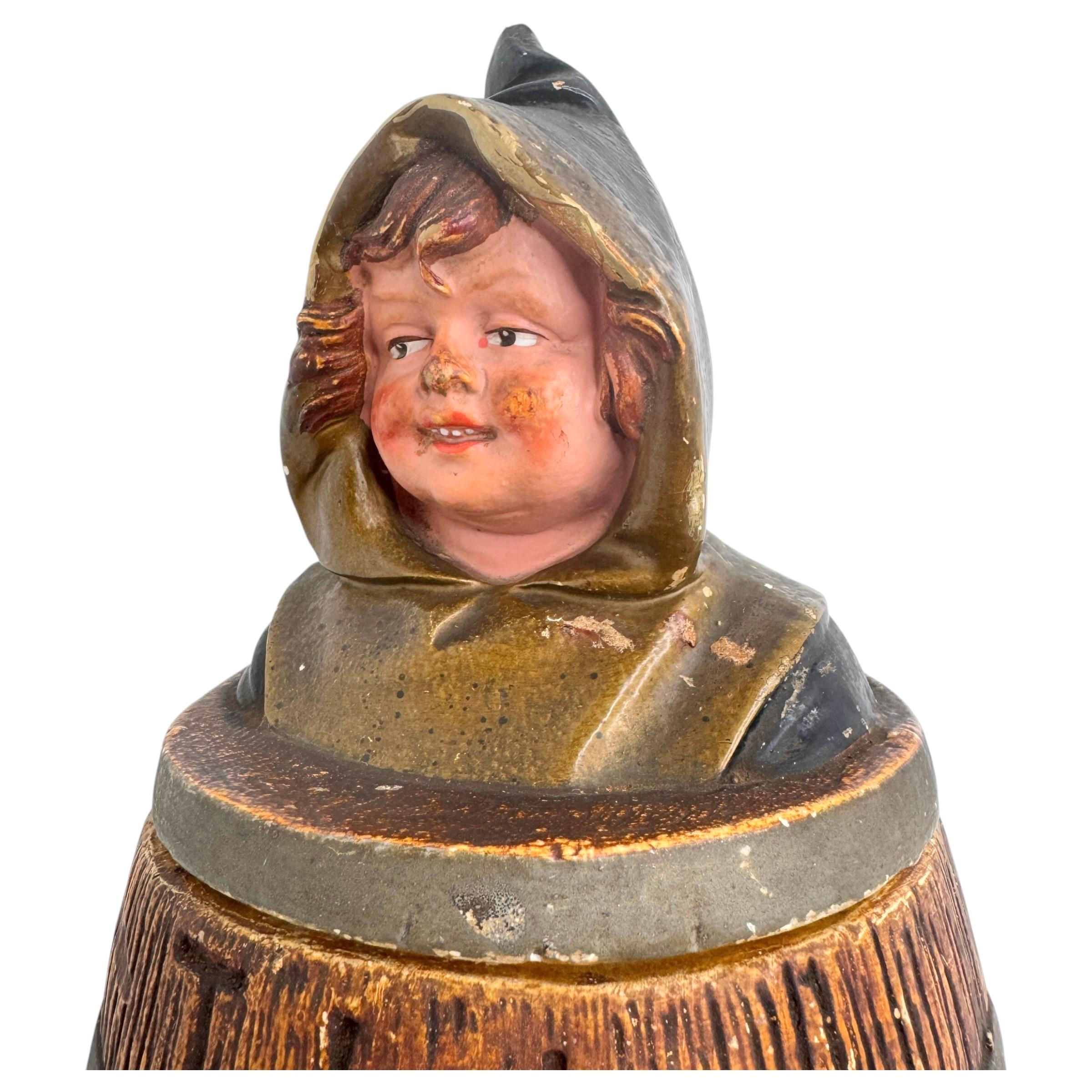 Antiguo tarro de tabaco de mayólica Niño muniqués en barril de Hofbrauhaus, Alemania Década de 1890 en venta 2