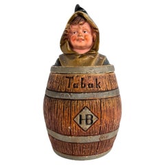 Antiguo tarro de tabaco de mayólica Niño muniqués en barril de Hofbrauhaus, Alemania Década de 1890