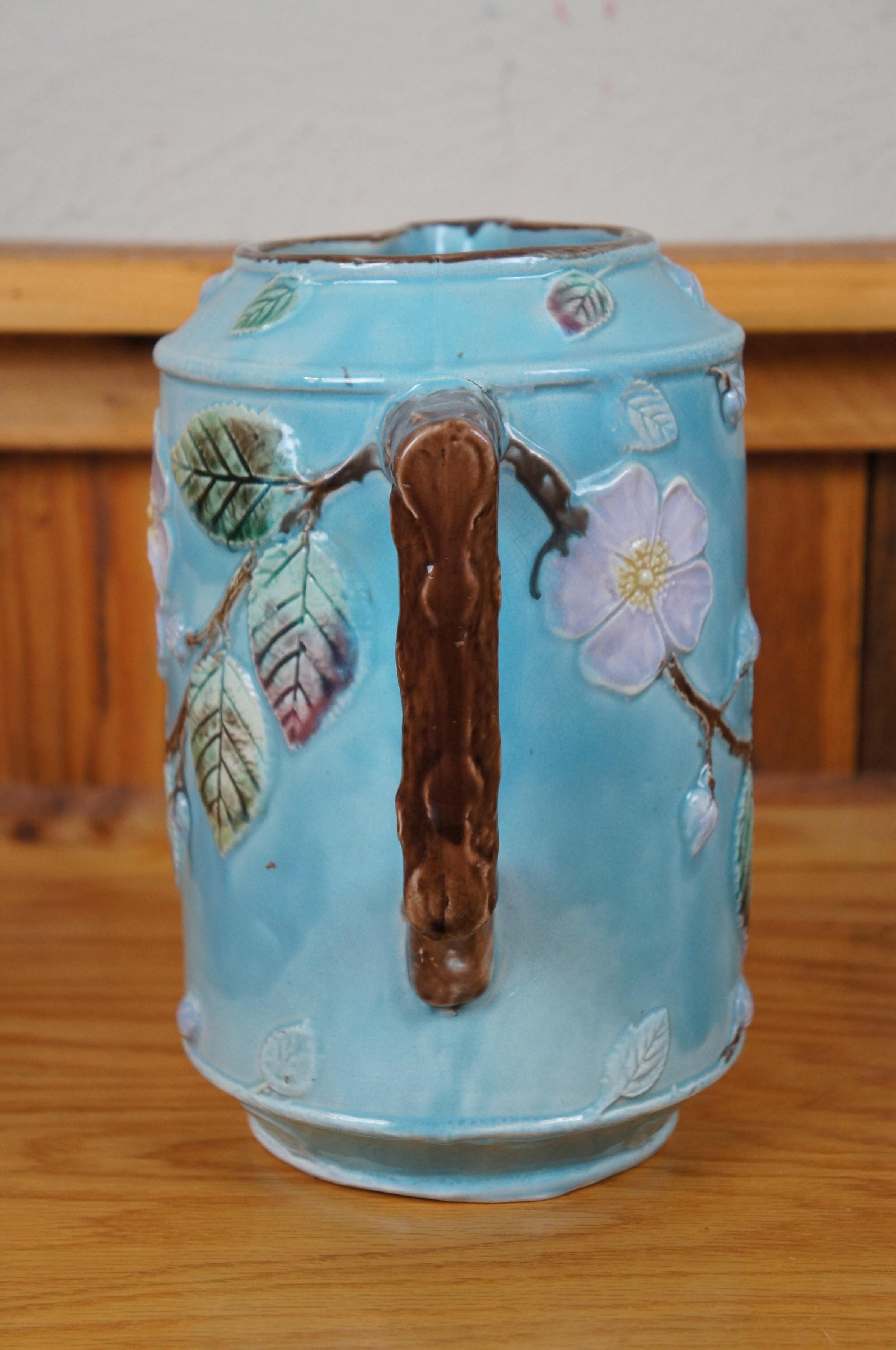 XIXe siècle Antique Majolica Turquoise Blue French Barbotine Dog Rose Flower Pitcher Jug 10