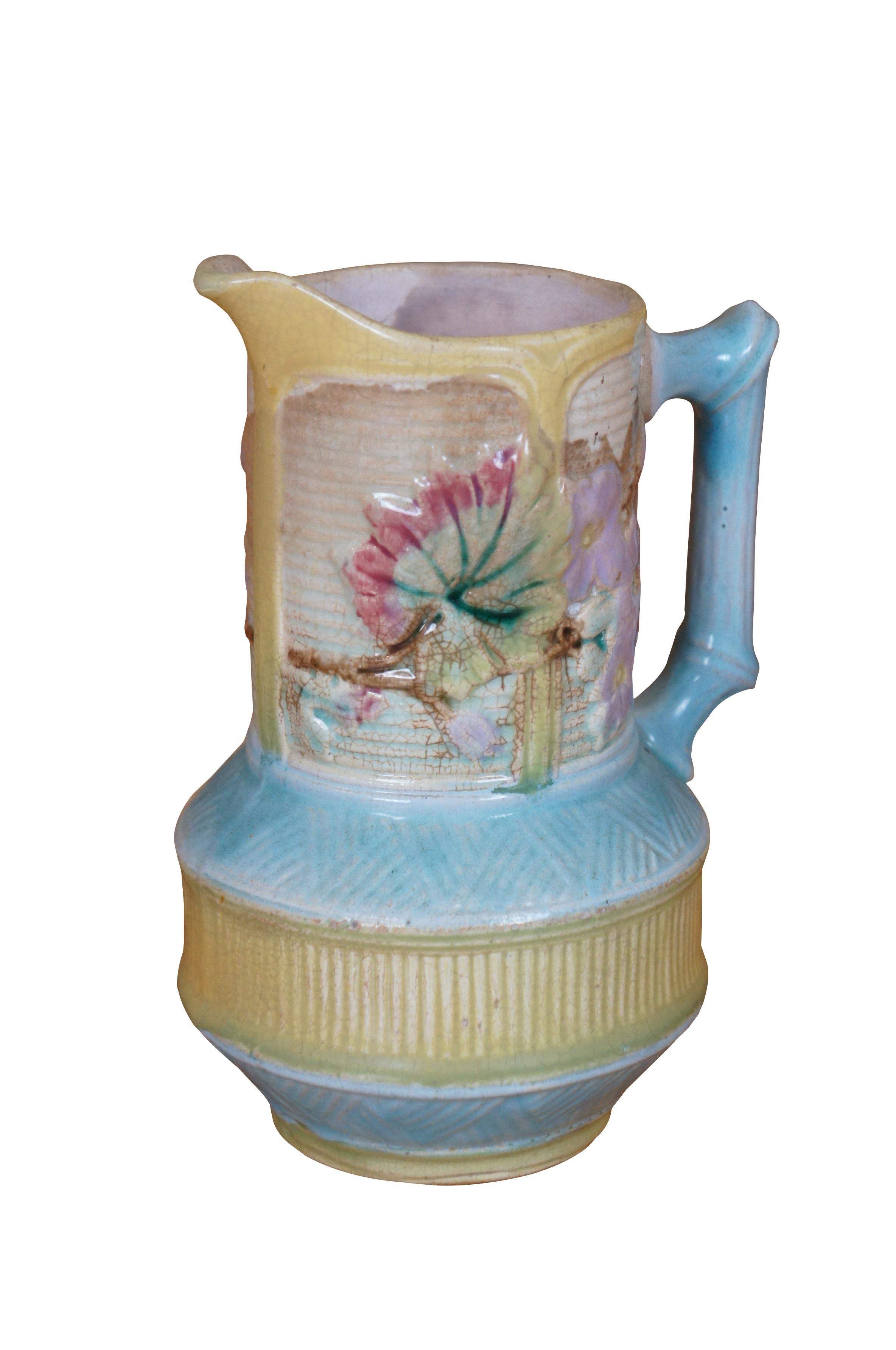 Antica brocca in maiolica con un disegno a cineserie di bambù e intreccio di cesti con fiori di corniolo.  Marcato sulla base.  Attribuito alla Wardle Pottery.

Dimensioni:
5,25