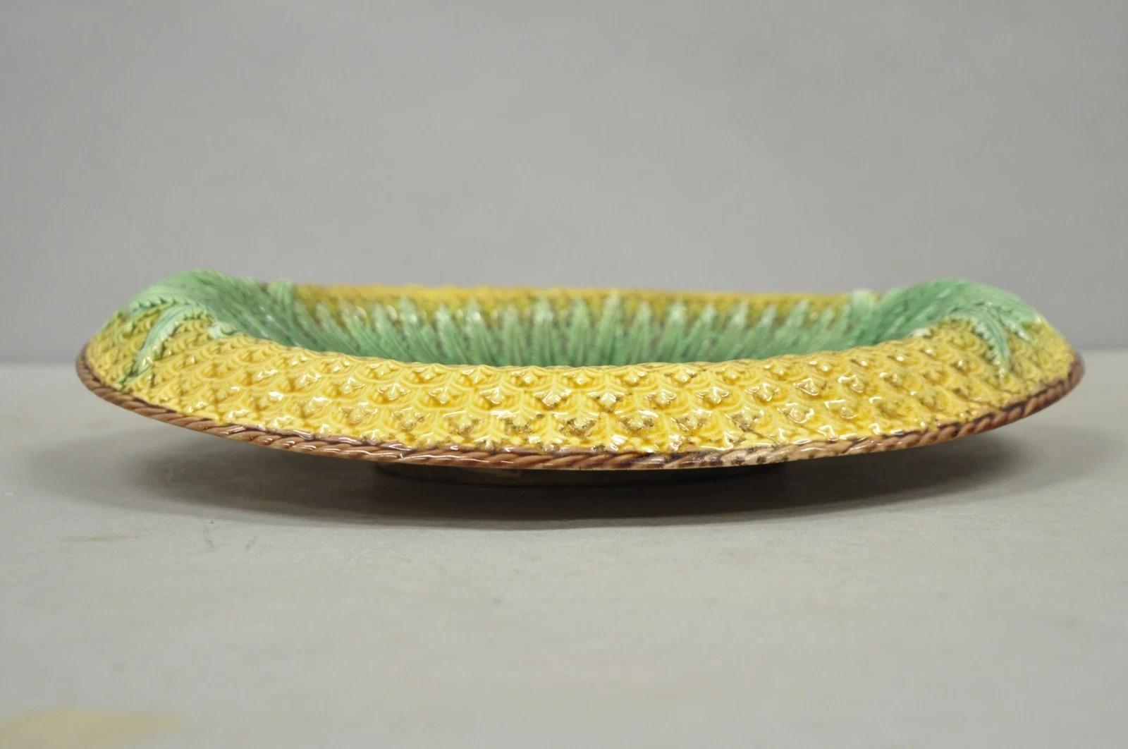 Antique Majolica Wheat Pineapple Glazed Ceramic Pottery Bread Platter Plate Dish. Vers la fin du 19e siècle. Dimensions : 2,5