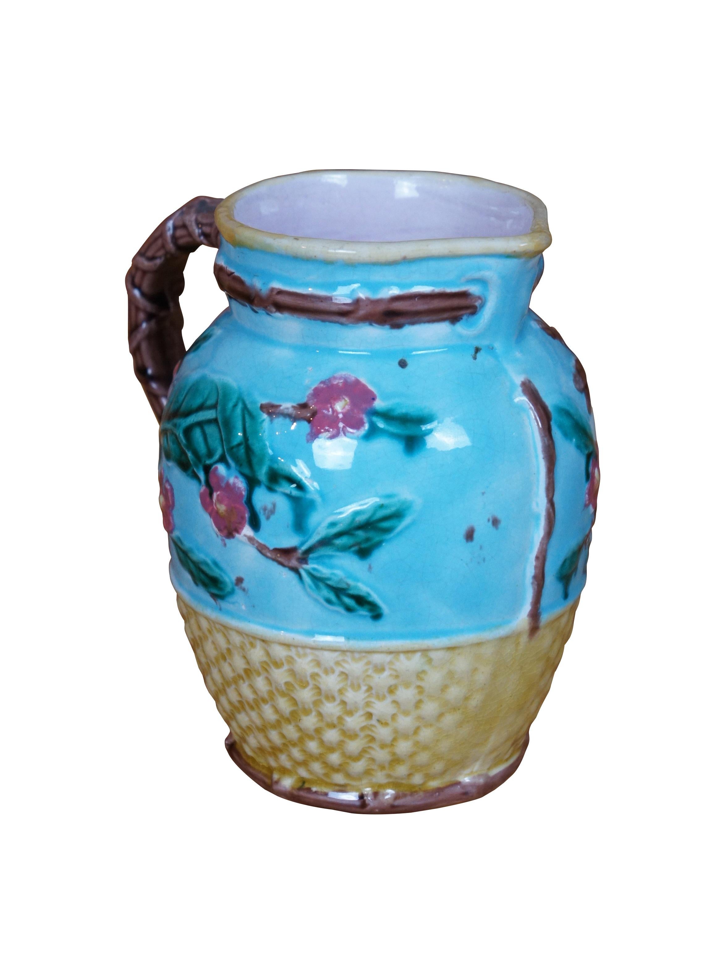 Antica lattiera o brocca in maiolica con un motivo a intreccio con gru e fiori di corniolo su un cielo turchese.  Attribuito a Thomas Forester.

Dimensioni:
5,5