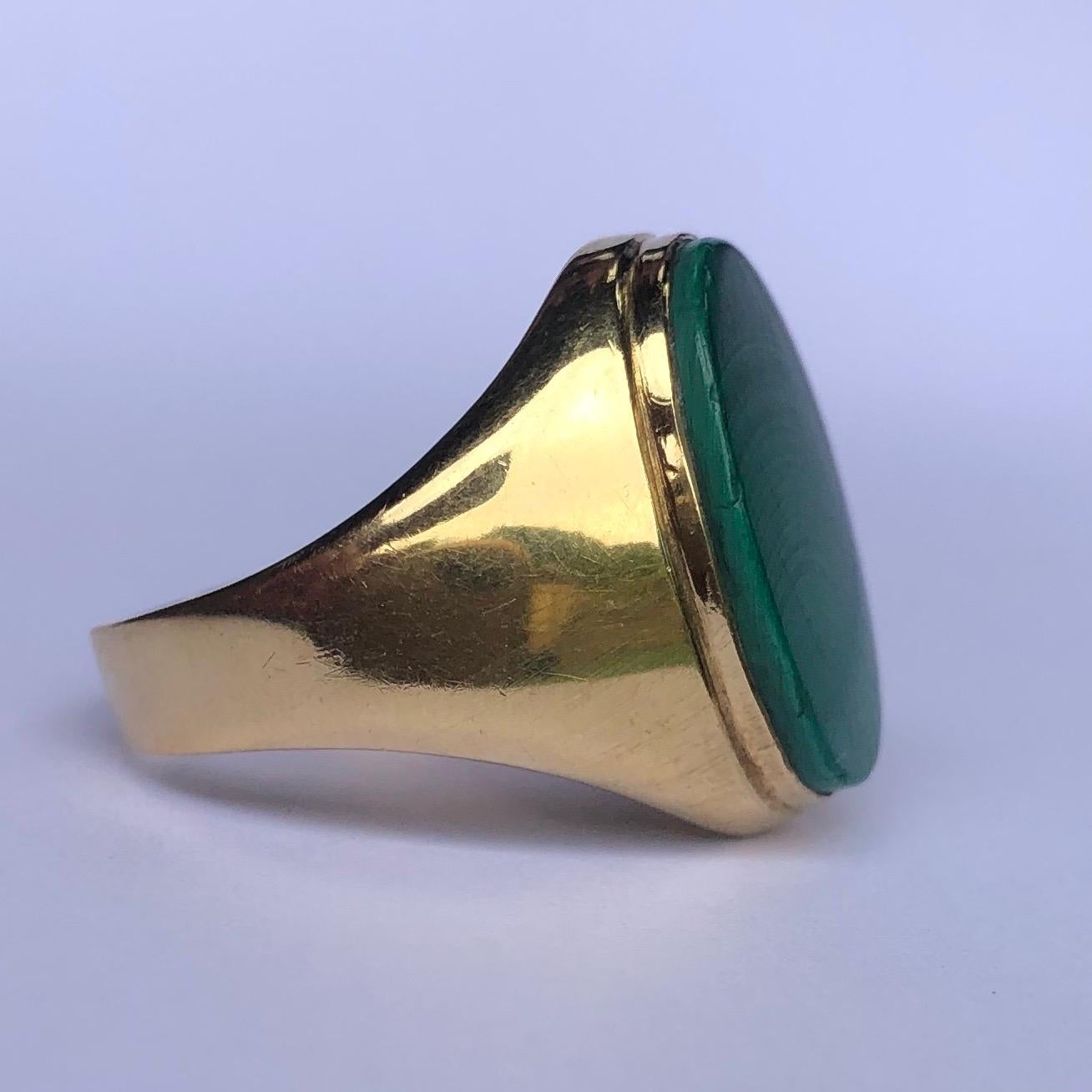 Der Malachitstein in diesem Ring aus 18-karätigem Gold leuchtet hell und ist von einem schönen Band durchzogen. Das Grün kommt durch das glänzende Gelbgold perfekt zur Geltung. 

Ring Größe: S oder 9
Stein Abmessungen: 18x13mm 

Gewicht: 5,6 g