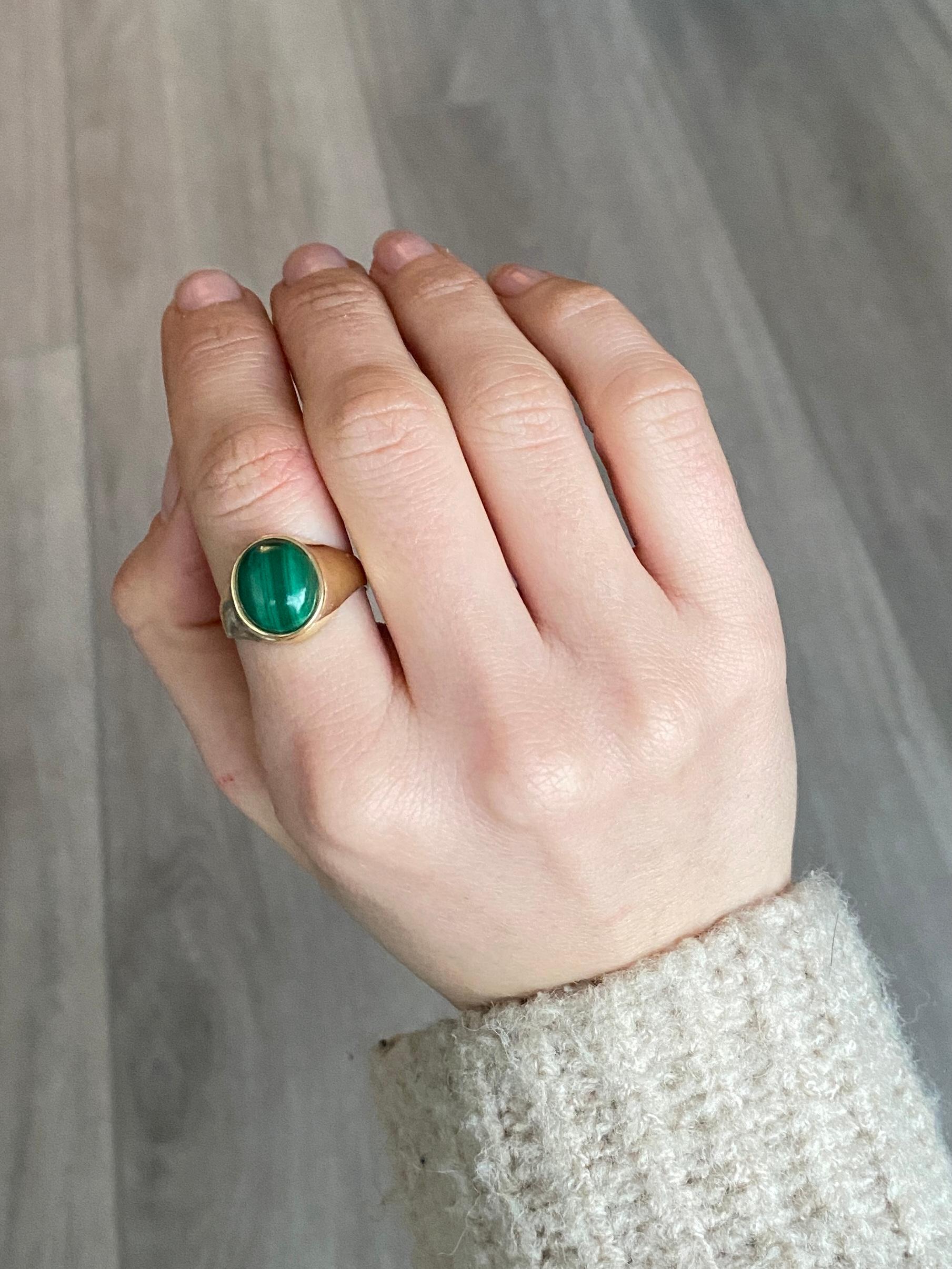 Antique Malachite and 9 Carat Gold Signet Ring In Good Condition In Chipping Campden, GB