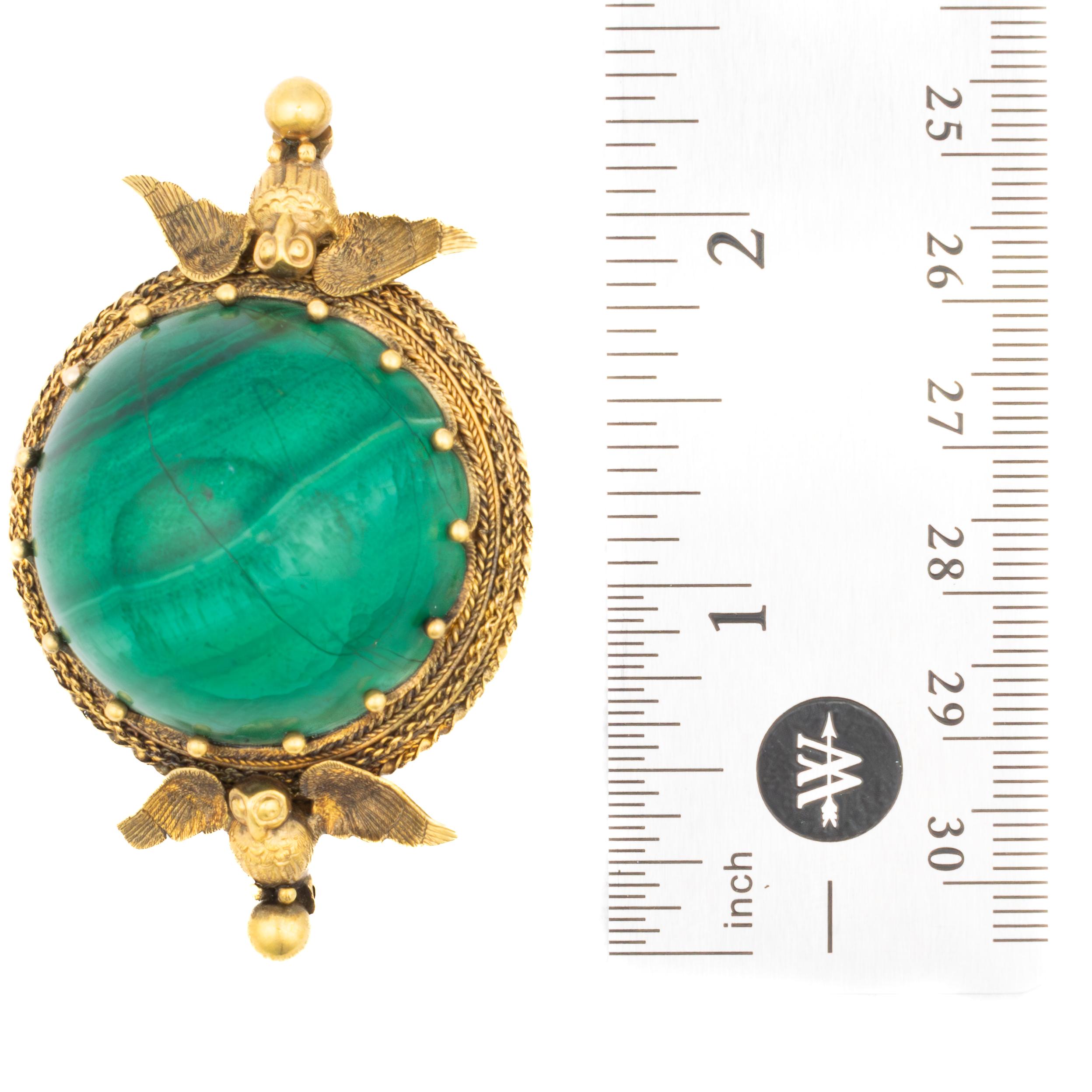 Antike Brosche mit Malachit- und Eulenmotiv (Cabochon) im Angebot