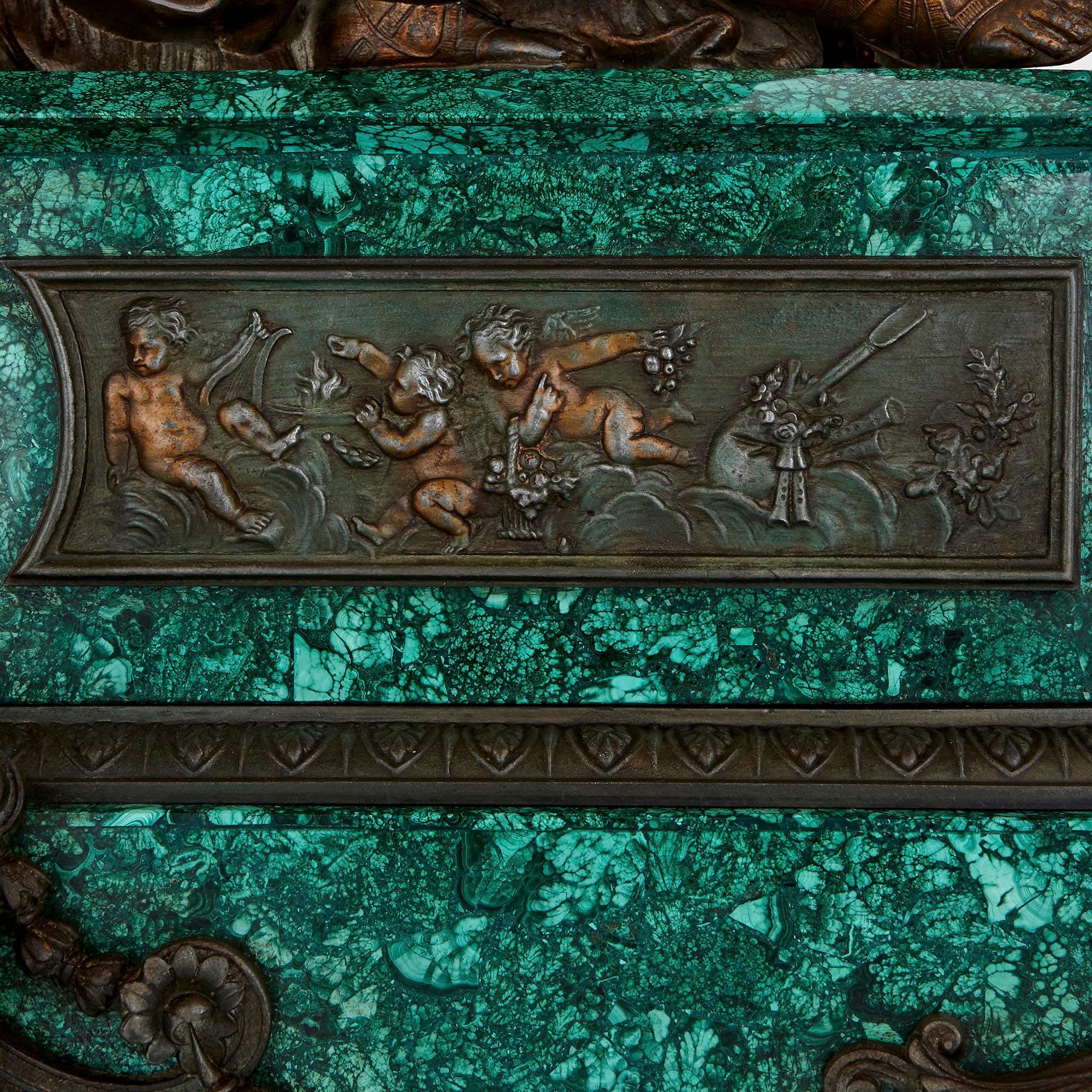 Antike antike Kaminuhr aus Malachit, vergoldetem und patiniertem Zinn (Patiniert) im Angebot