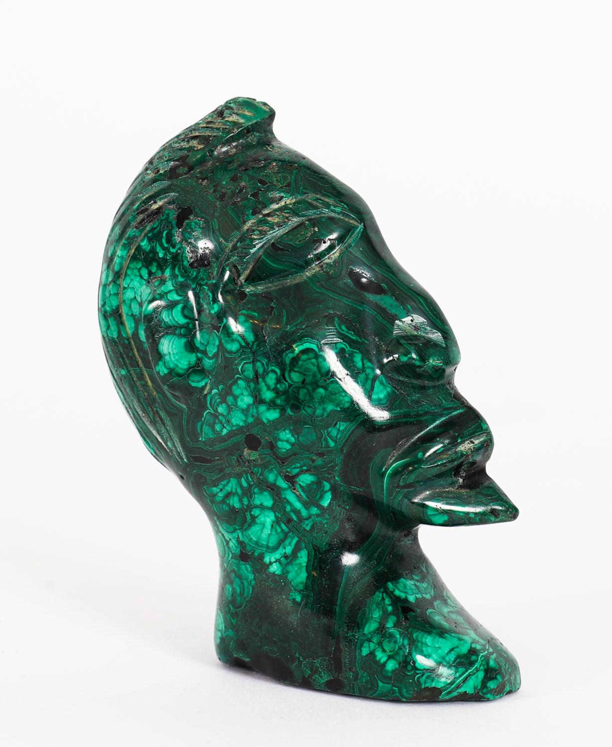 Si tratta di una bellissima scultura antica in malachite a rilievo di una testa tribale risalente agli inizi del XX secolo.

Realizzato in malachite, il busto presenta tratti del viso splendidamente scolpiti.

Aggiungi un tocco di eleganza alla tua