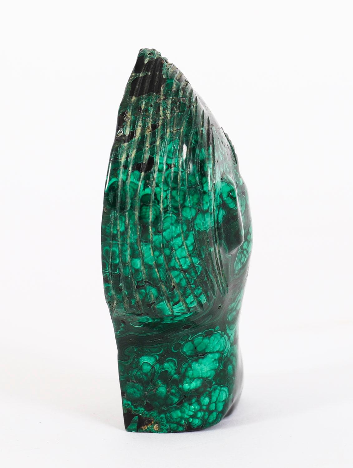 Antica scultura in rilievo in malachite di un busto tribale del XX secolo In condizioni buone in vendita a London, GB