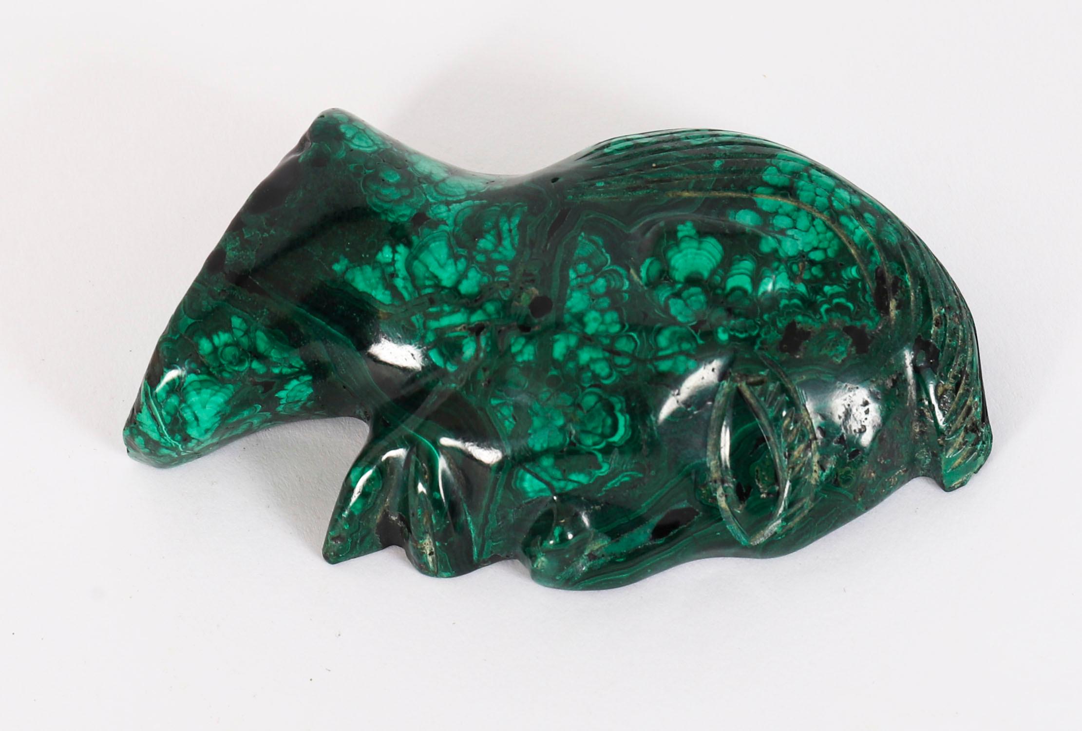 Malachite Antica scultura in rilievo in malachite di un busto tribale del XX secolo in vendita