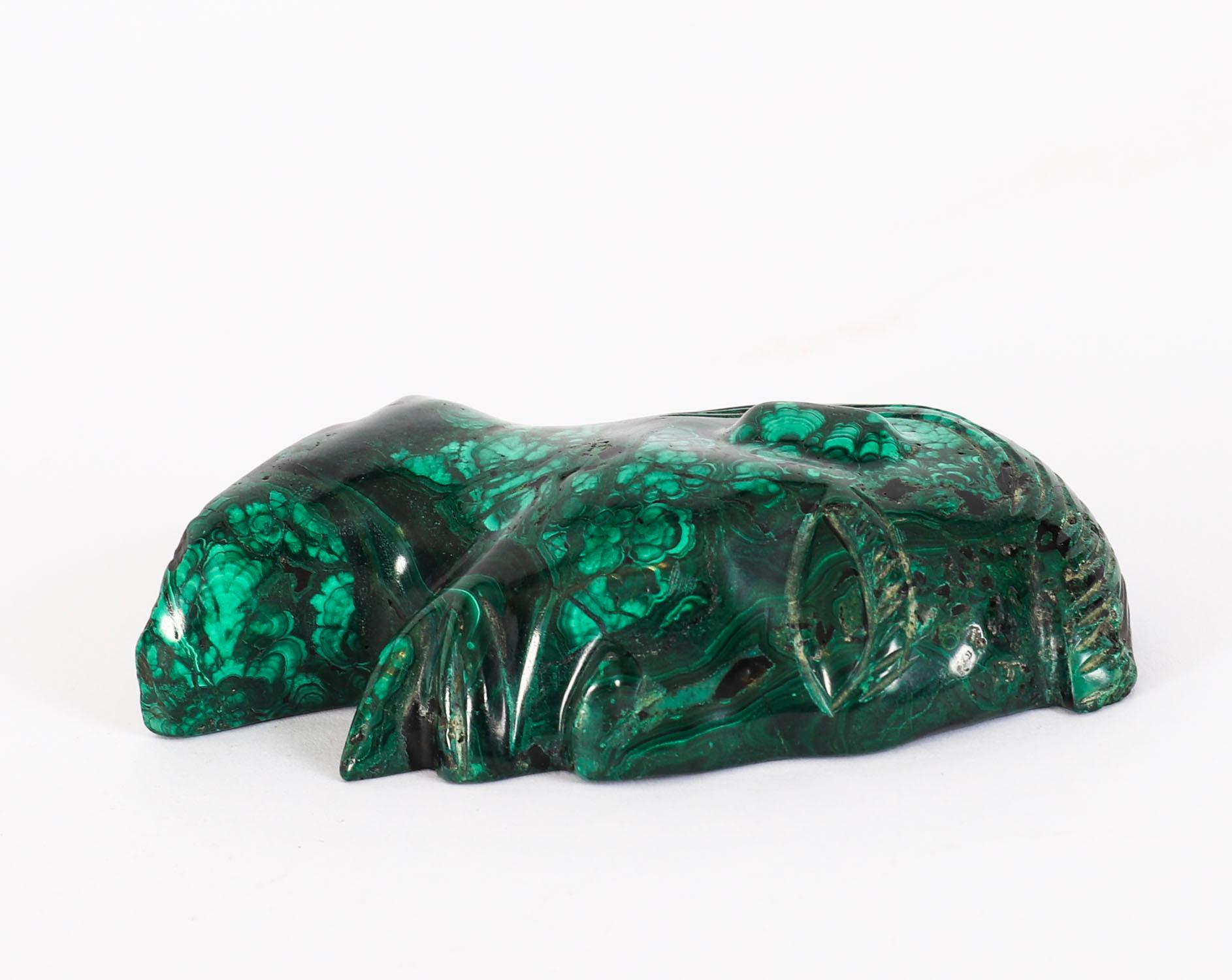 Antica scultura in rilievo in malachite di un busto tribale del XX secolo in vendita 2