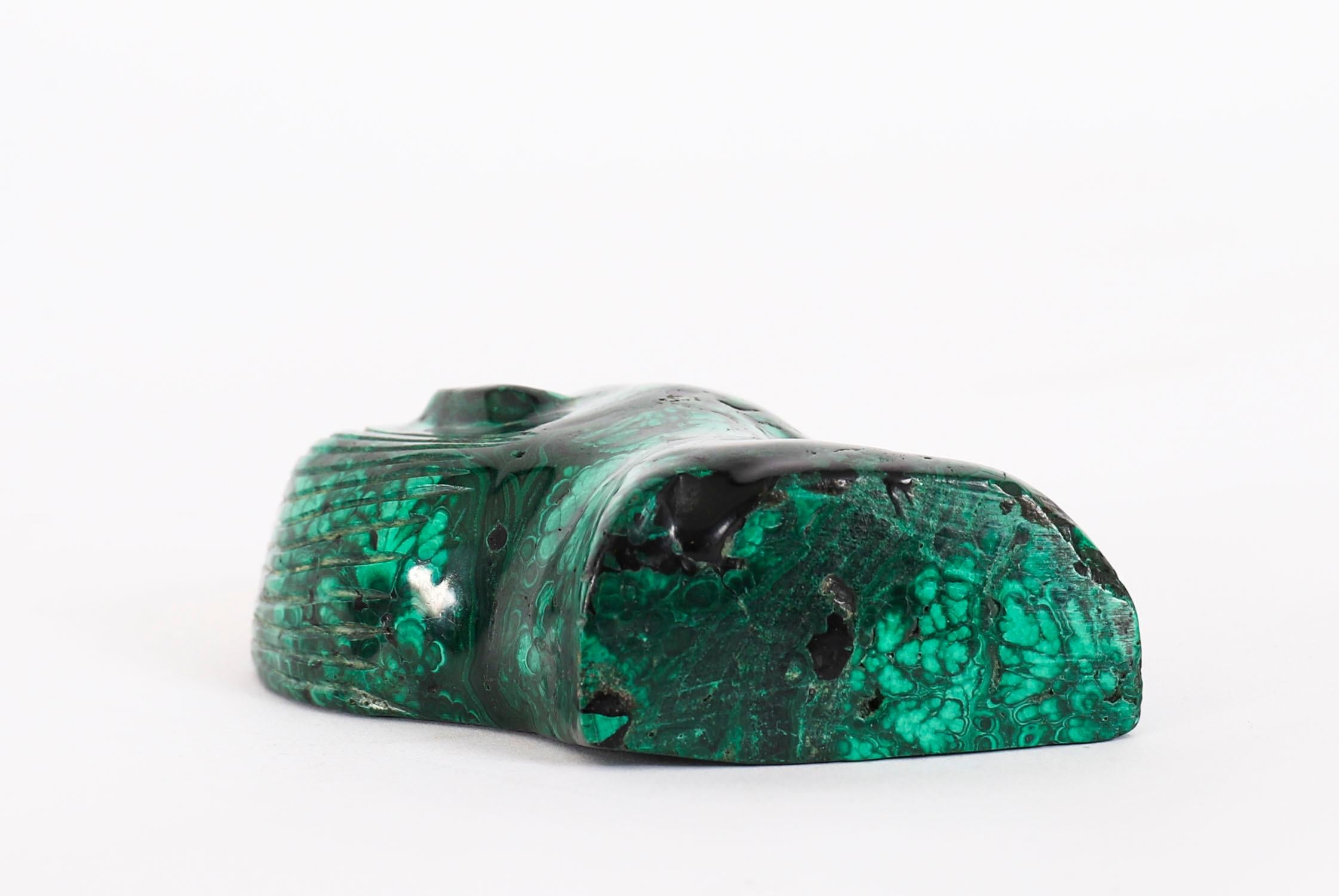 Antica scultura in rilievo in malachite di un busto tribale del XX secolo in vendita 3