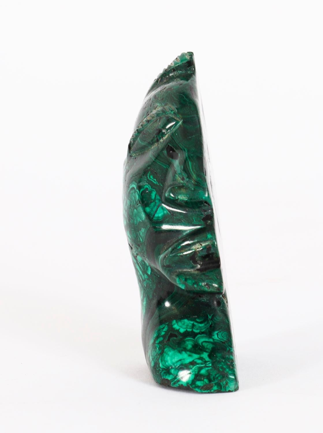 Antica scultura in rilievo in malachite di un busto tribale del XX secolo in vendita 4
