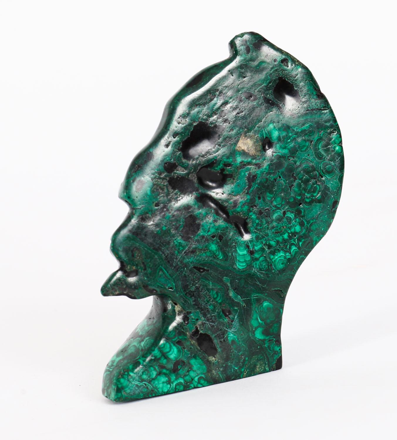 Antica scultura in rilievo in malachite di un busto tribale del XX secolo in vendita 5