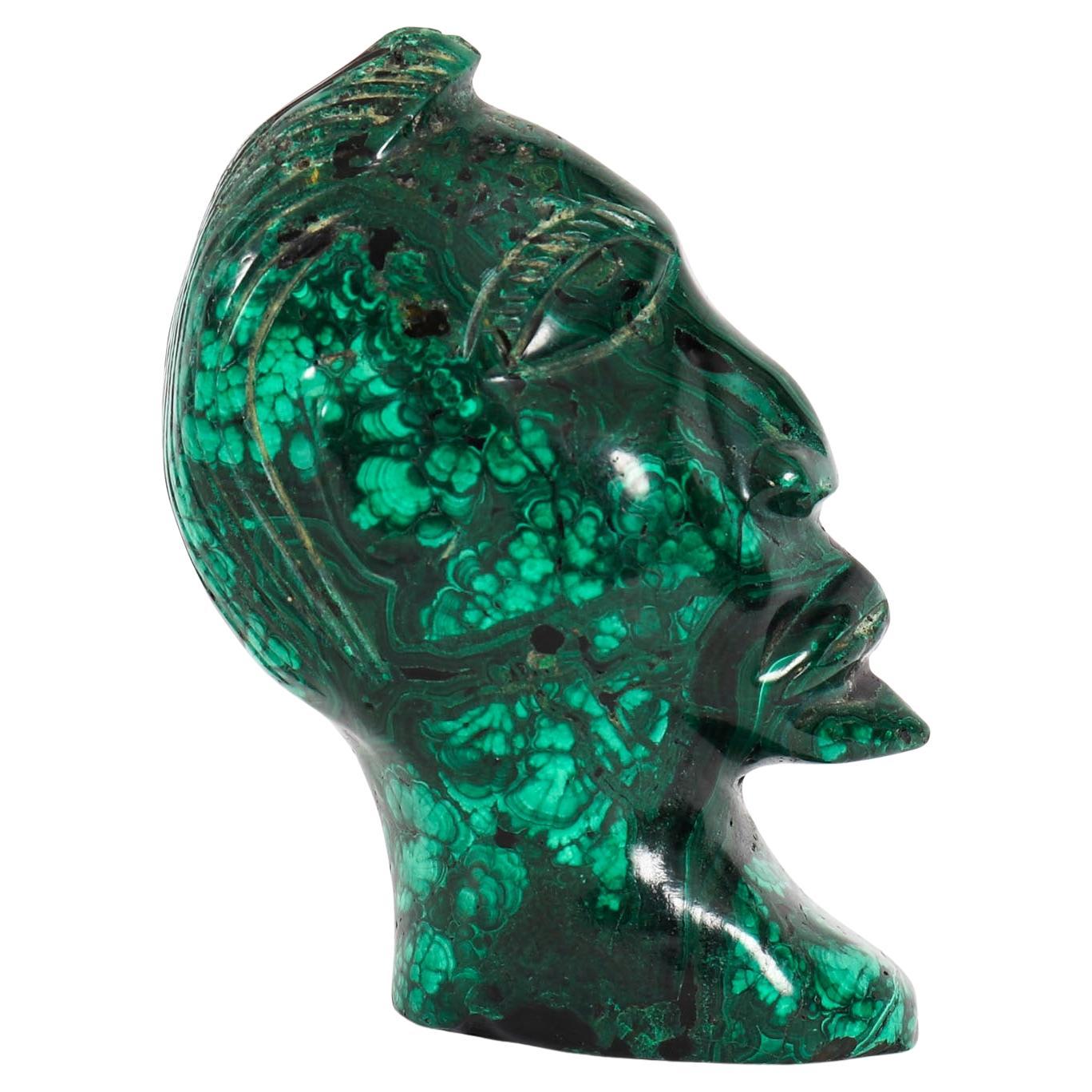Antica scultura in rilievo in malachite di un busto tribale del XX secolo in vendita
