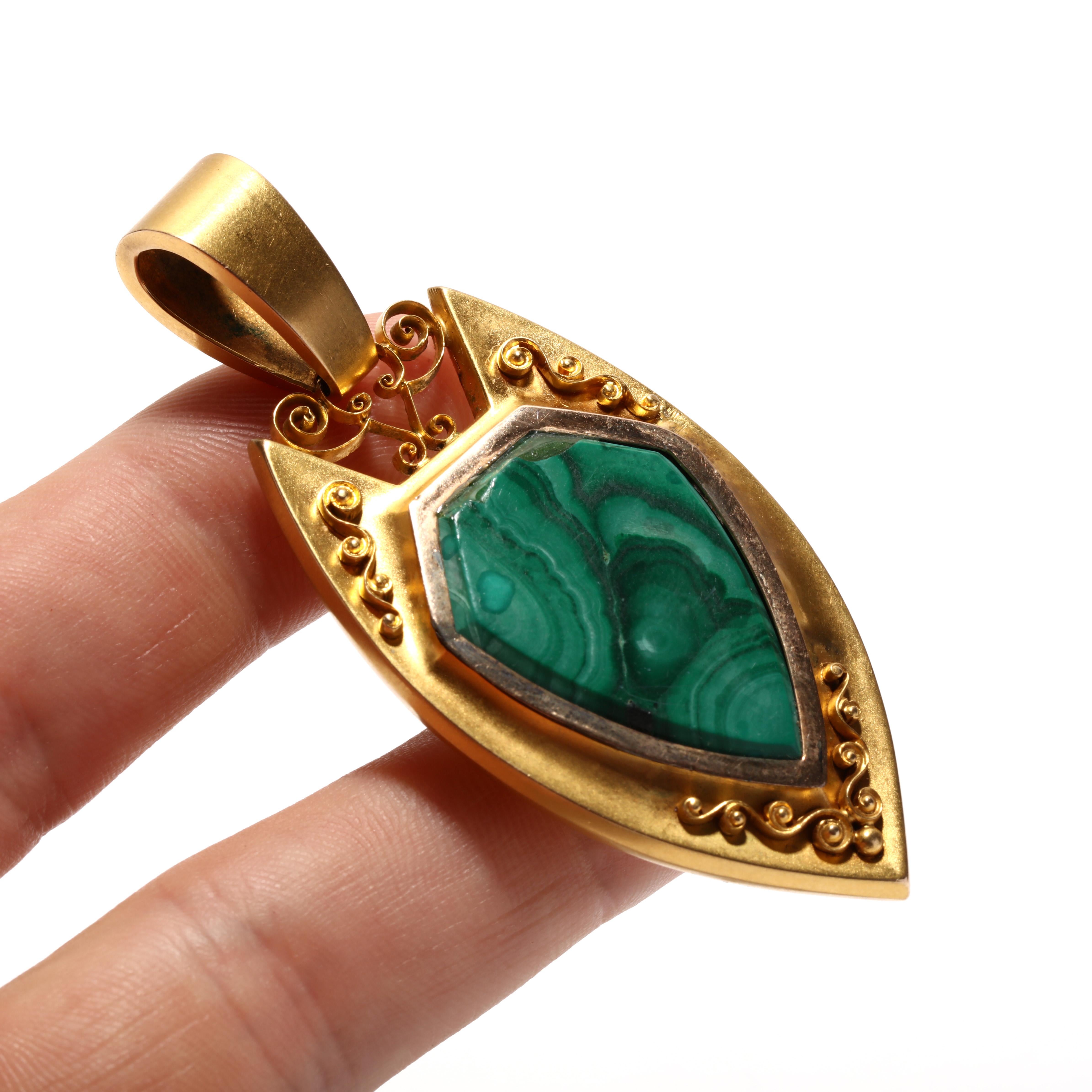 Ciondolo a forma di scudo in malachite antica, oro giallo 14KT In condizioni buone in vendita a McLeansville, NC