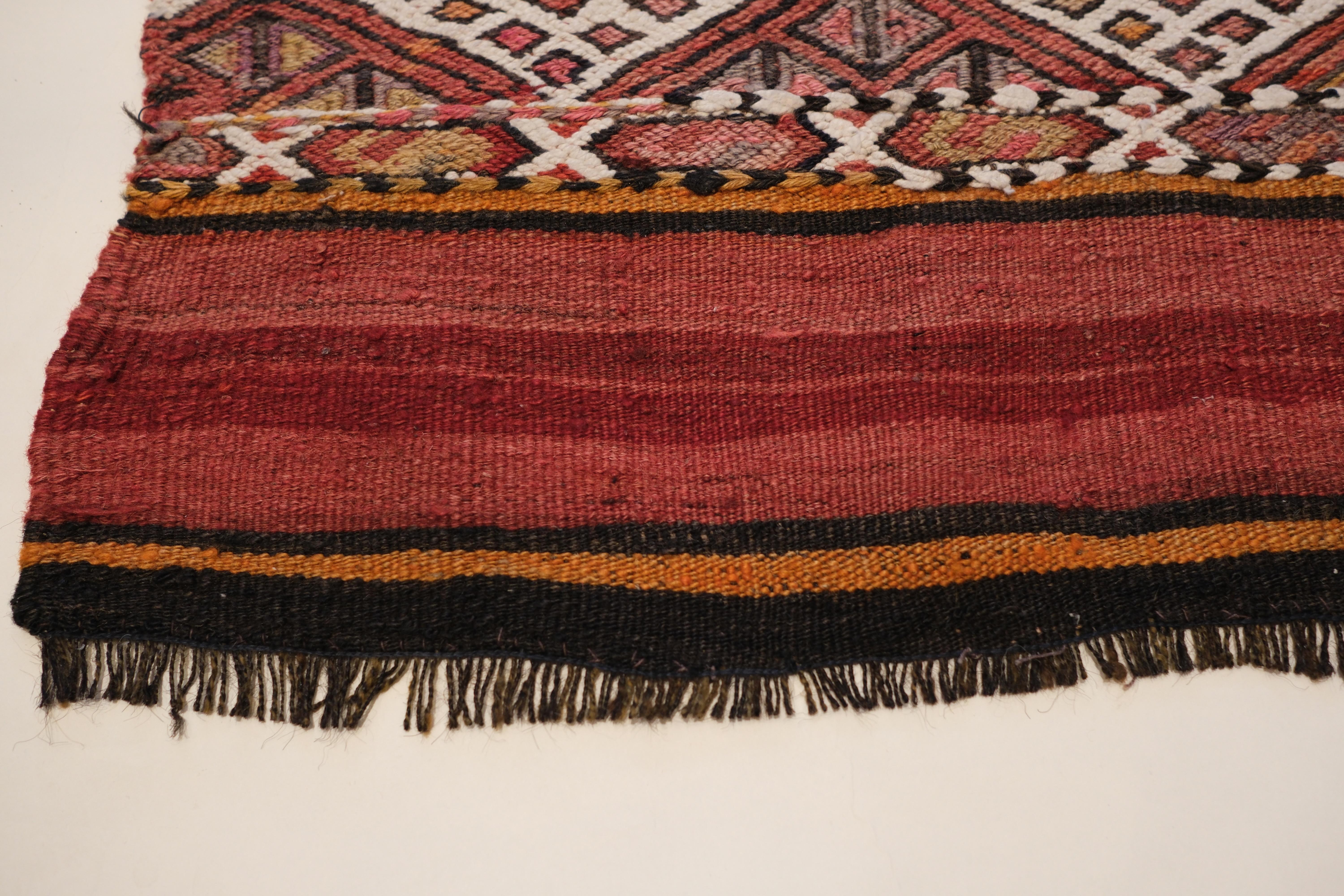 Dies ist ein wunderschön detaillierter, antiker Kelim aus der Region Malatya, Anatolien, mit einer kühnen, dreidimensionalen Textur und präzisen geometrischen Mustern. Ursprünglich wurden die Chuvals von Nomadenstämmen als Aufbewahrungsbeutel für