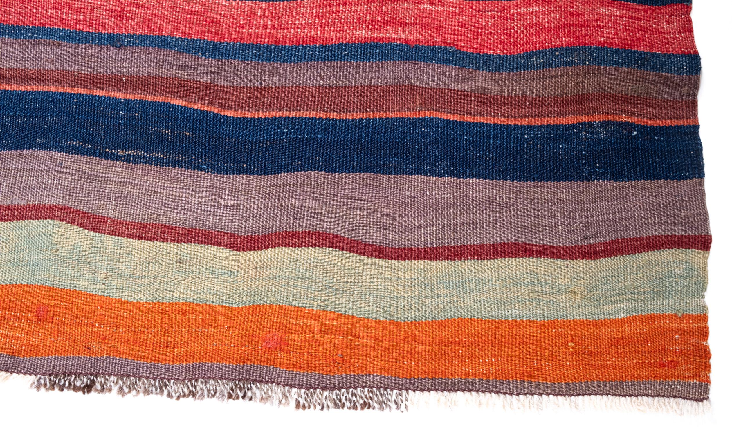 Il s'agit d'un Kilim Vintage By By de la région de Malatya avec de la laine et des fils métalliques et une composition de couleurs rares et magnifiques.

Ce kilim antique de grande collection présente de merveilleuses couleurs et textures