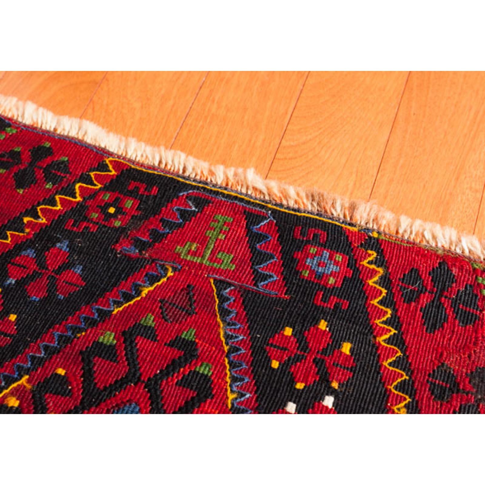 Il s'agit d'un petit kilim ancien de la région de Malatya, de l'est de l'Anatolie, dont la composition des couleurs est rare et magnifique.

Ce kilim antique de grande collection présente de merveilleuses couleurs et textures particulières, typiques