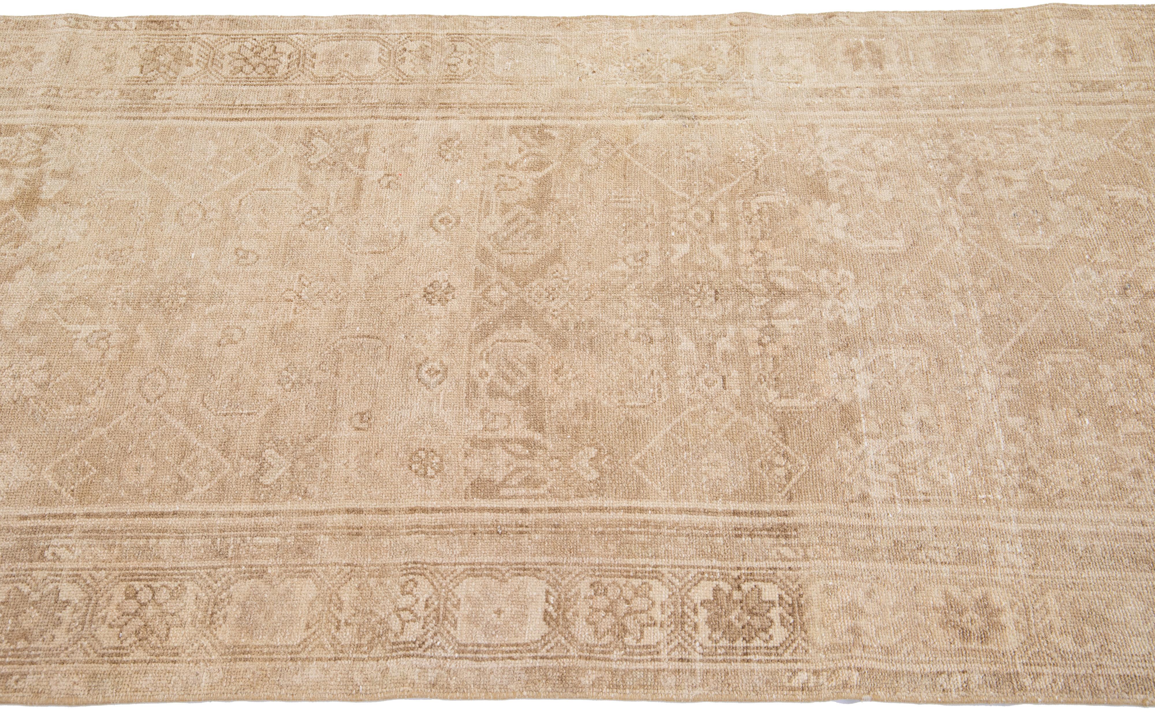 Antiker handgefertigter Vintage-Läufer aus geblümter Wolle in Malayer Beige mit Blumenmuster (Persisch) im Angebot