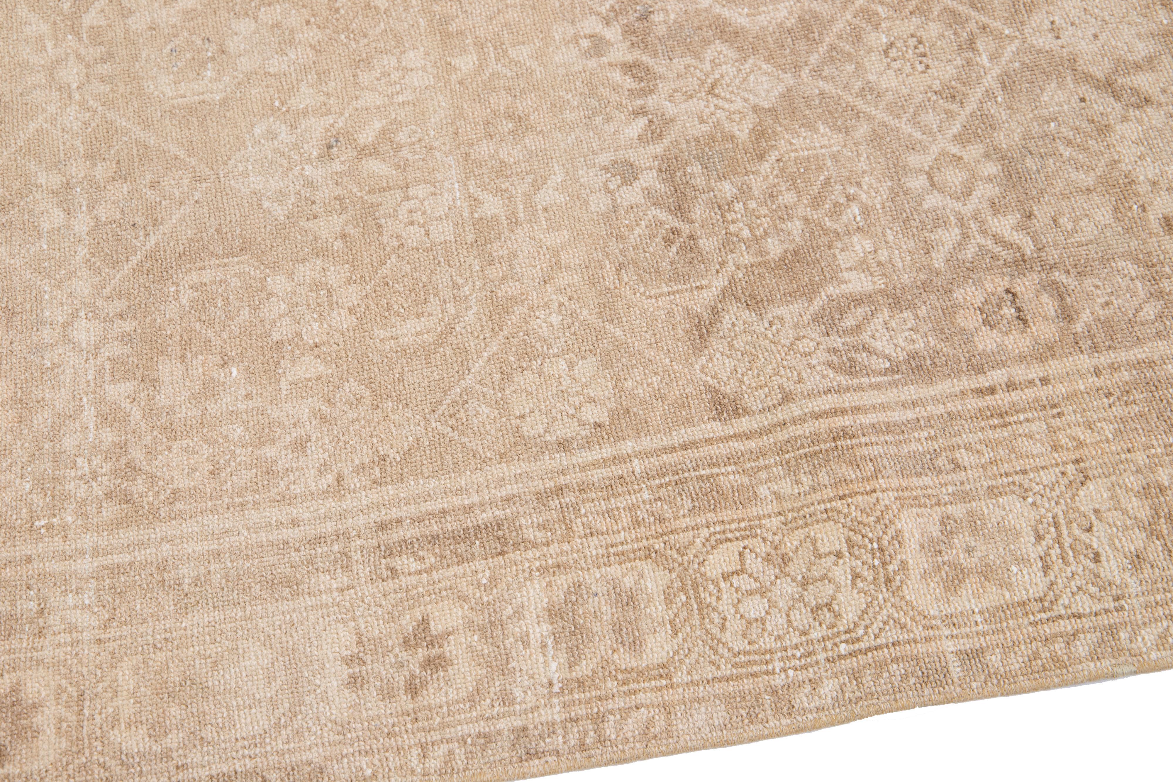 Antiker handgefertigter Vintage-Läufer aus geblümter Wolle in Malayer Beige mit Blumenmuster (Handgeknüpft) im Angebot
