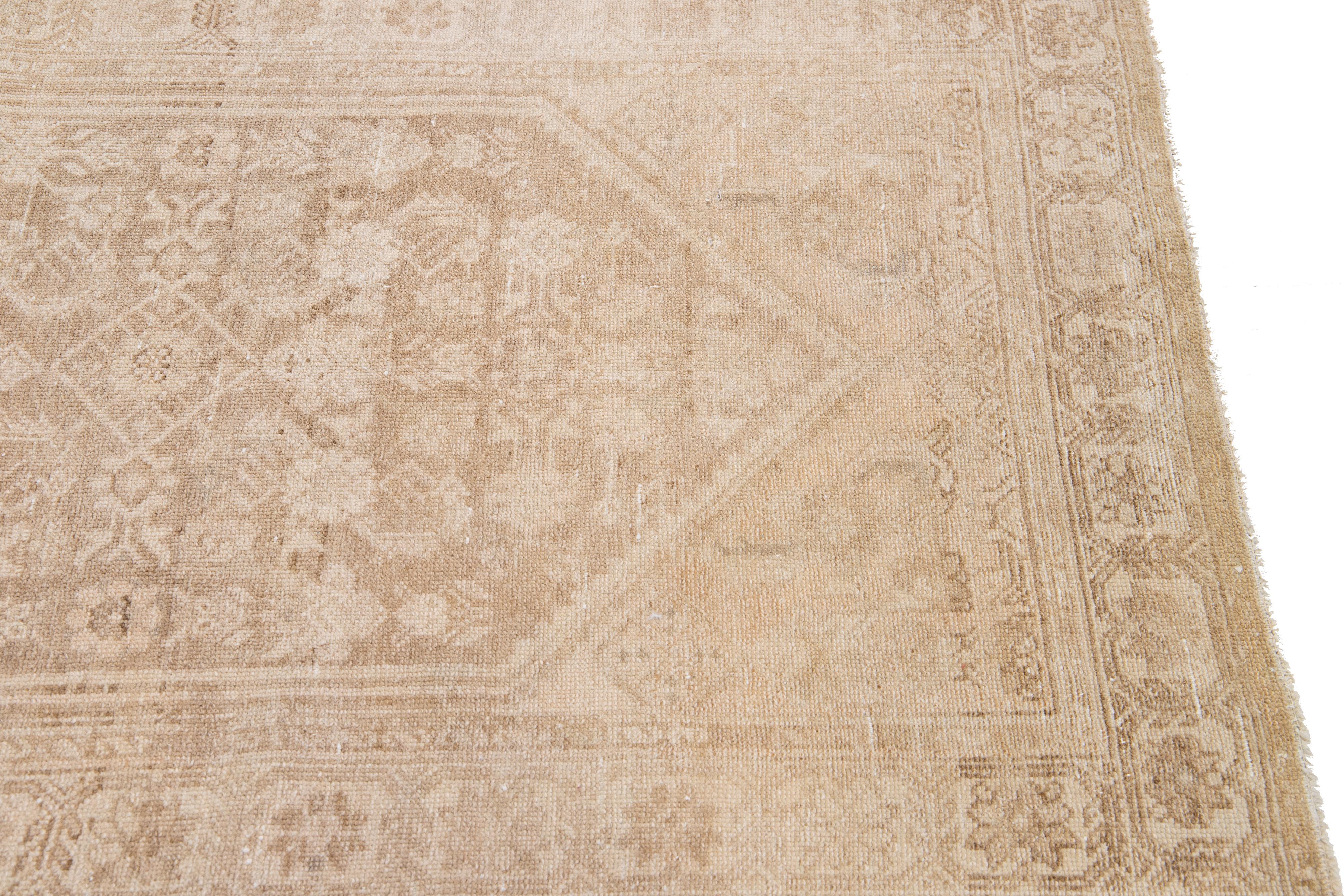 Antiker handgefertigter Vintage-Läufer aus geblümter Wolle in Malayer Beige mit Blumenmuster im Zustand „Hervorragend“ im Angebot in Norwalk, CT