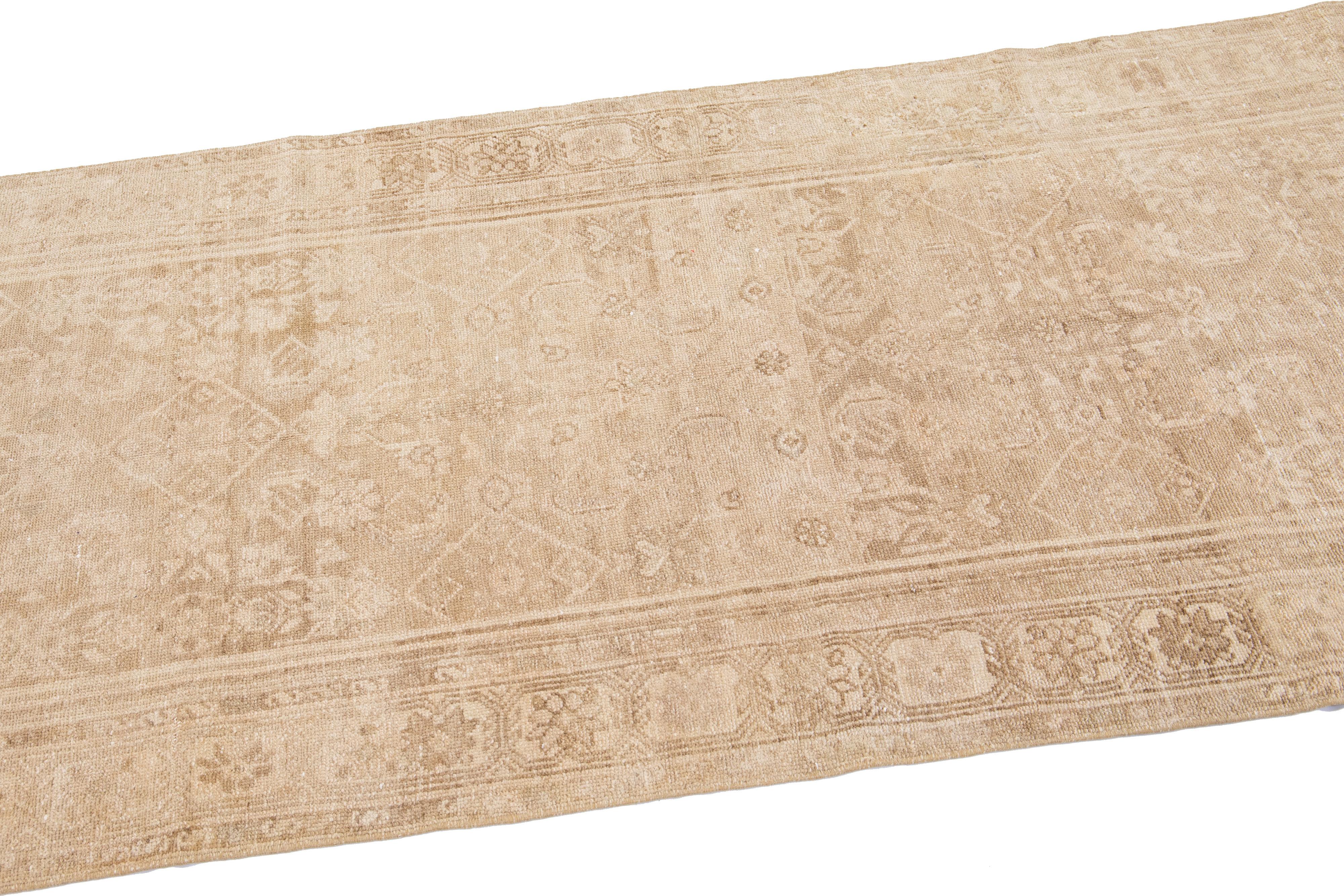 Antiker handgefertigter Vintage-Läufer aus geblümter Wolle in Malayer Beige mit Blumenmuster (20. Jahrhundert) im Angebot