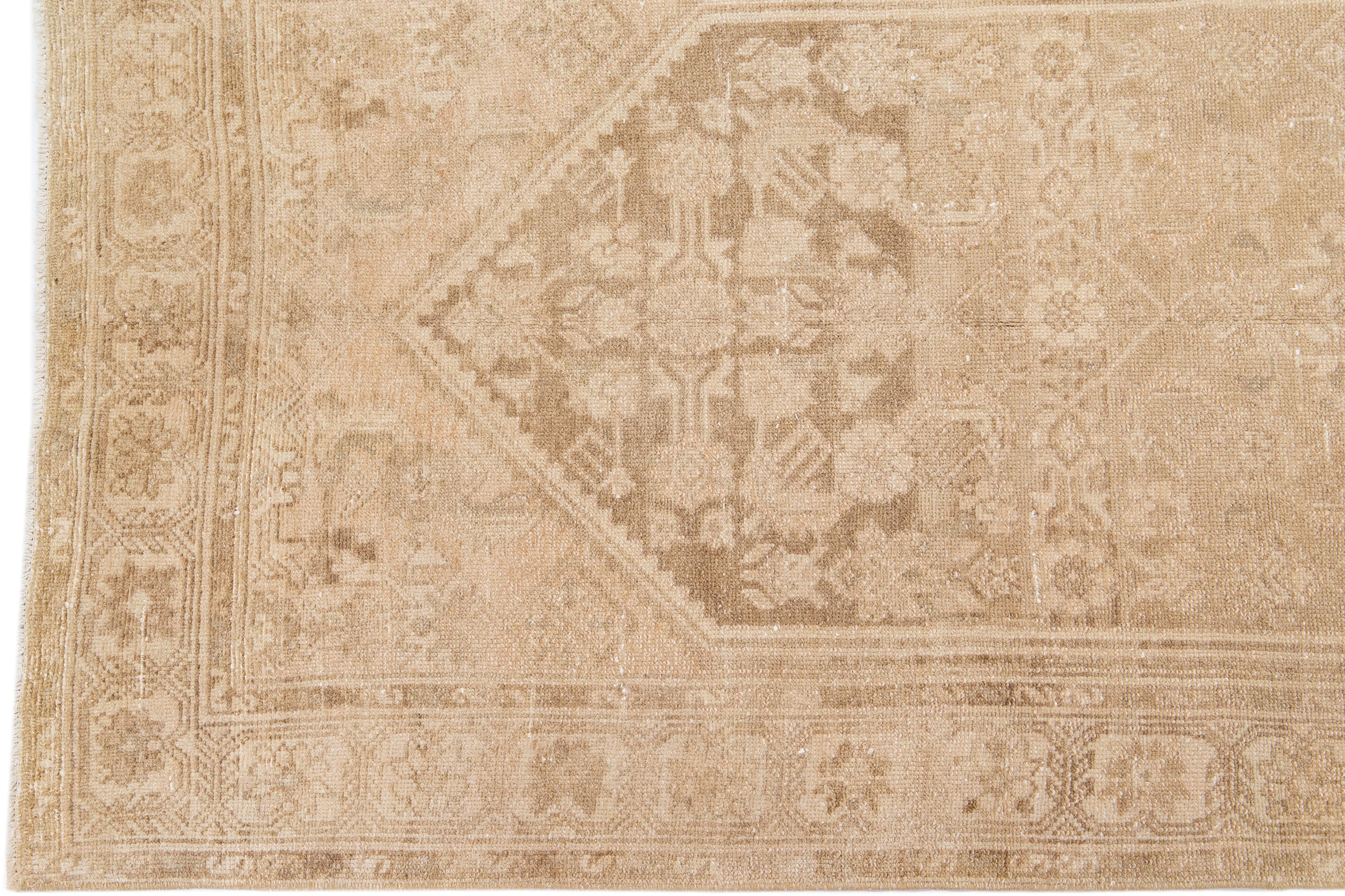 Antiker handgefertigter Vintage-Läufer aus geblümter Wolle in Malayer Beige mit Blumenmuster im Angebot 1