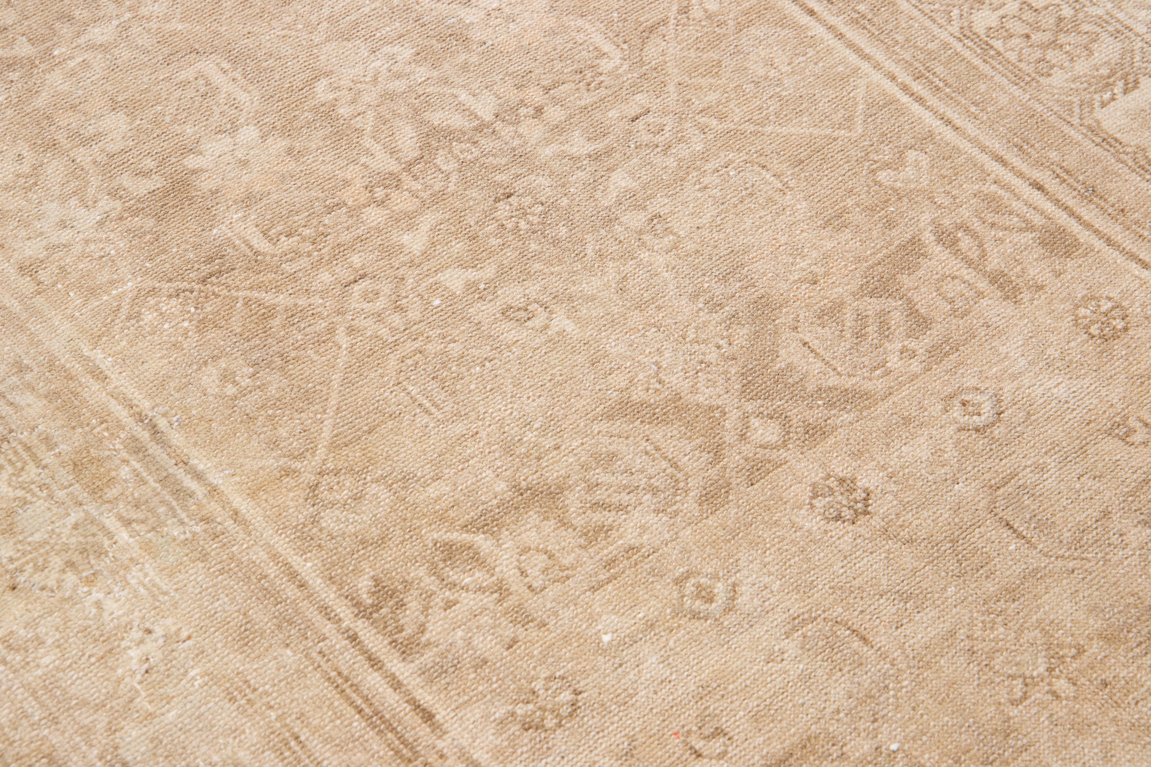 Antiker handgefertigter Vintage-Läufer aus geblümter Wolle in Malayer Beige mit Blumenmuster im Angebot 2