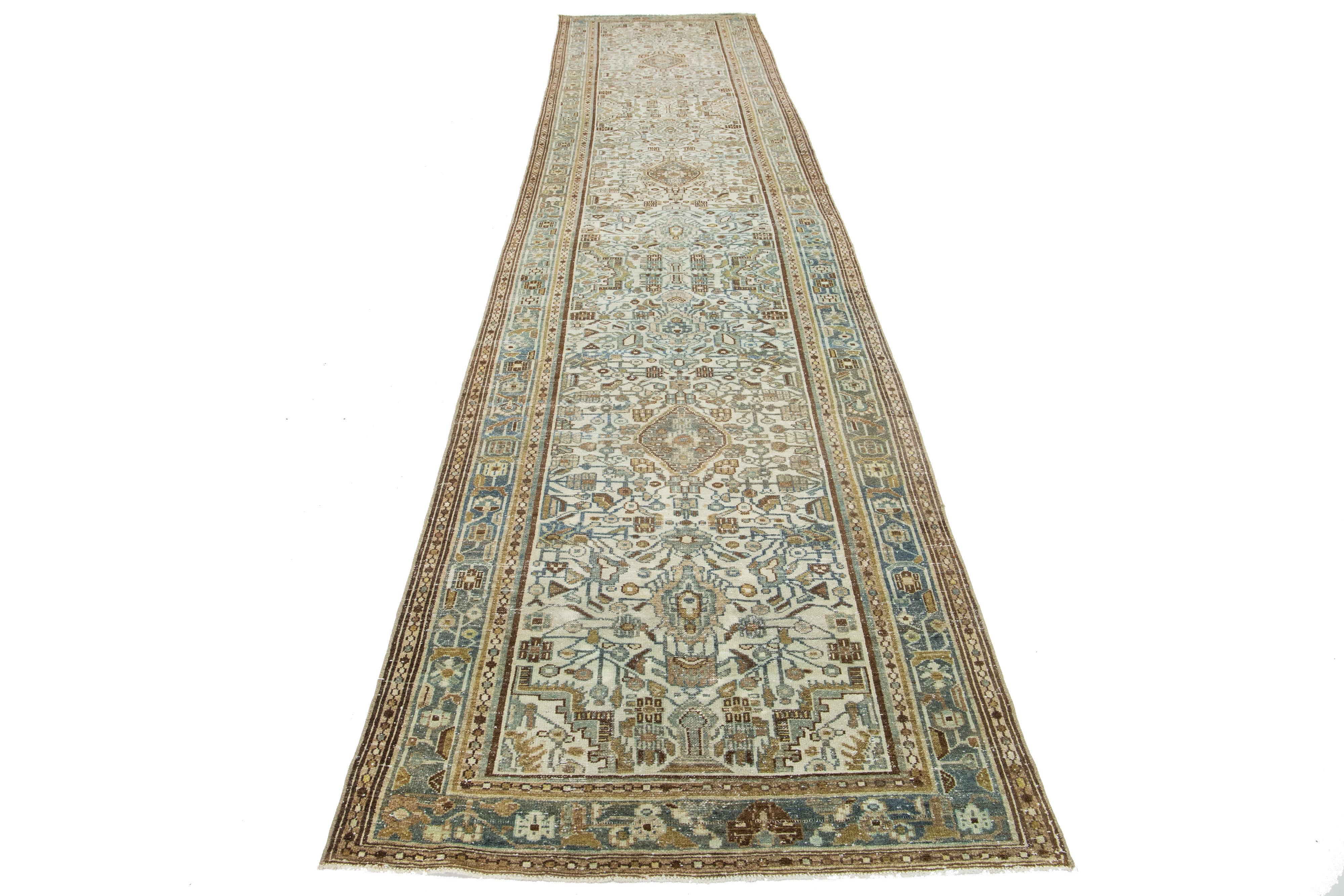 Dies ist ein handgefertigter persischer Malayer Wollteppich aus dem 20. Jahrhundert. Das Design besteht aus einem beigen Feld mit blauen und braunen Akzenten.

Dieser Teppich misst 3'7