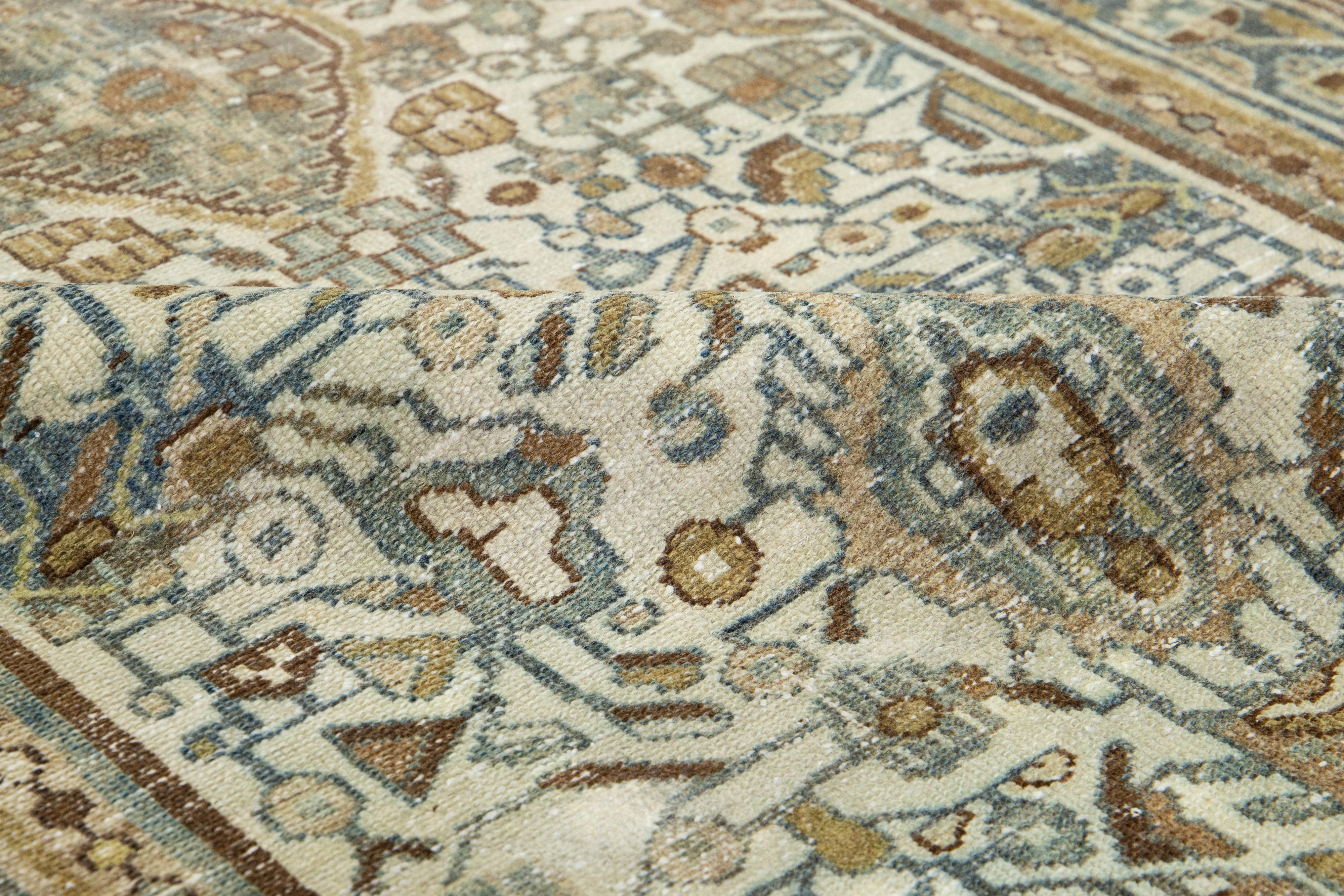 Antiker langer Malayer-Läufer aus Wolle in Beige mit Blumenmuster (Persisch) im Angebot