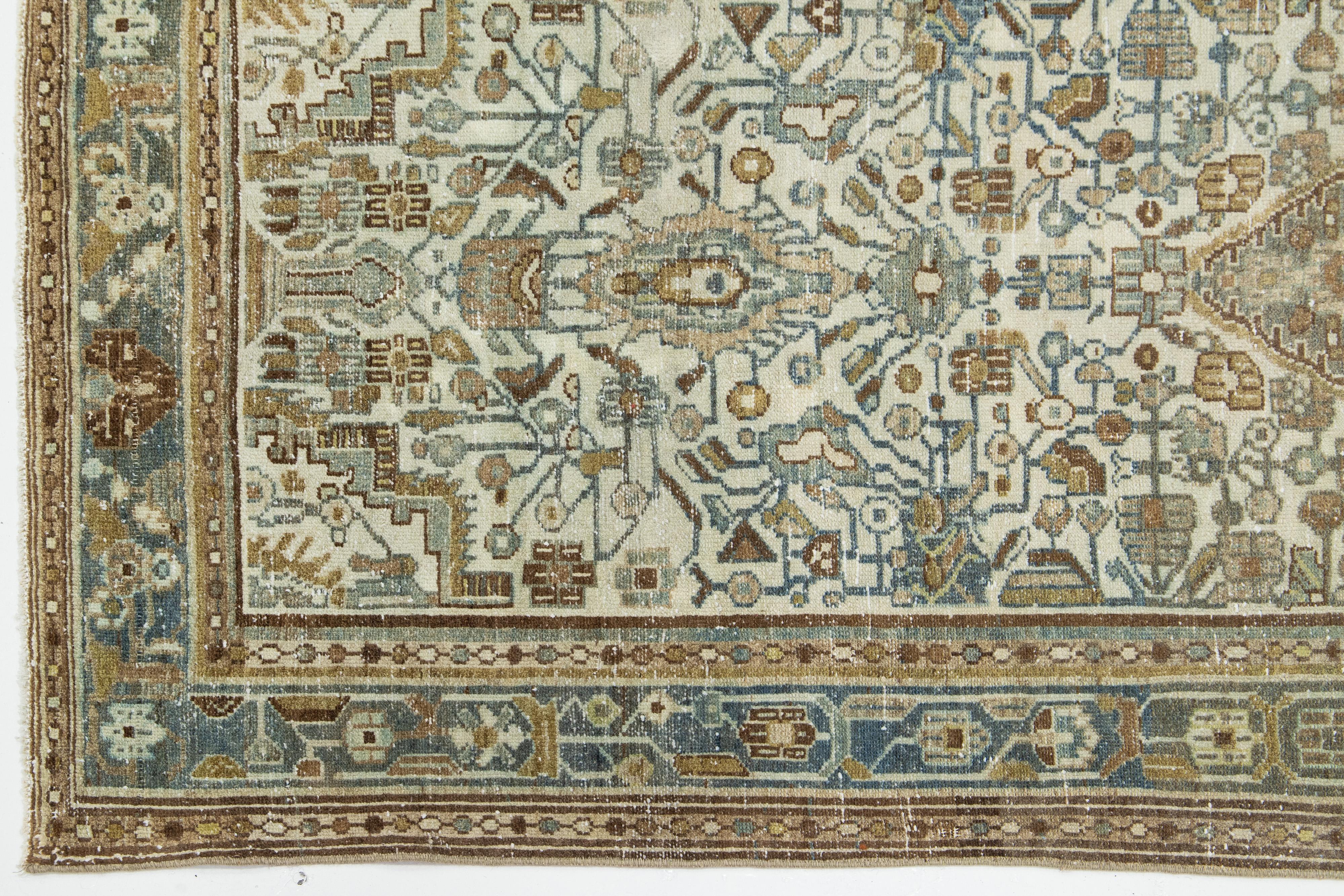 Antiker langer Malayer-Läufer aus Wolle in Beige mit Blumenmuster im Angebot 1