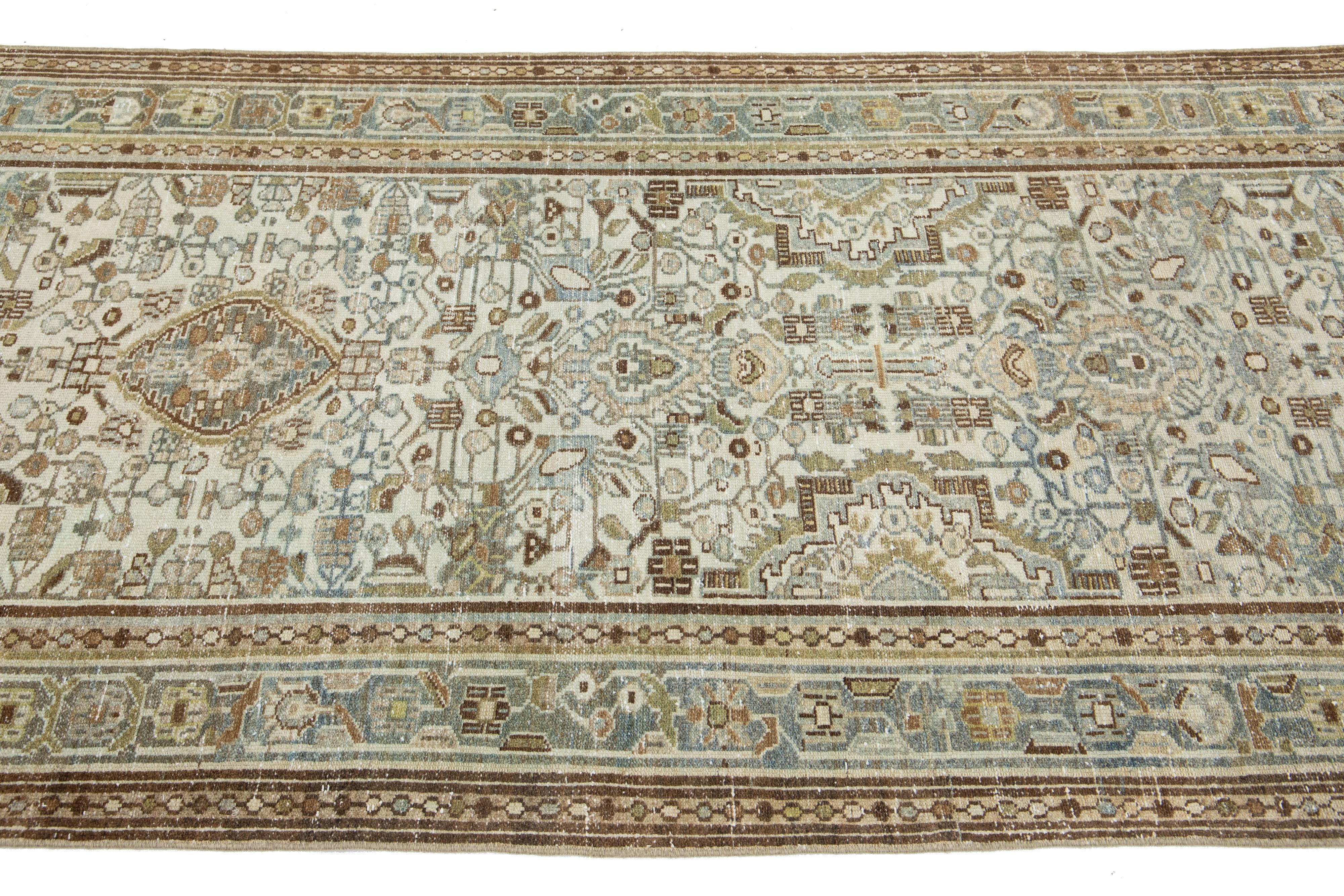 Antiker langer Malayer-Läufer aus Wolle in Beige mit Blumenmuster im Angebot 2